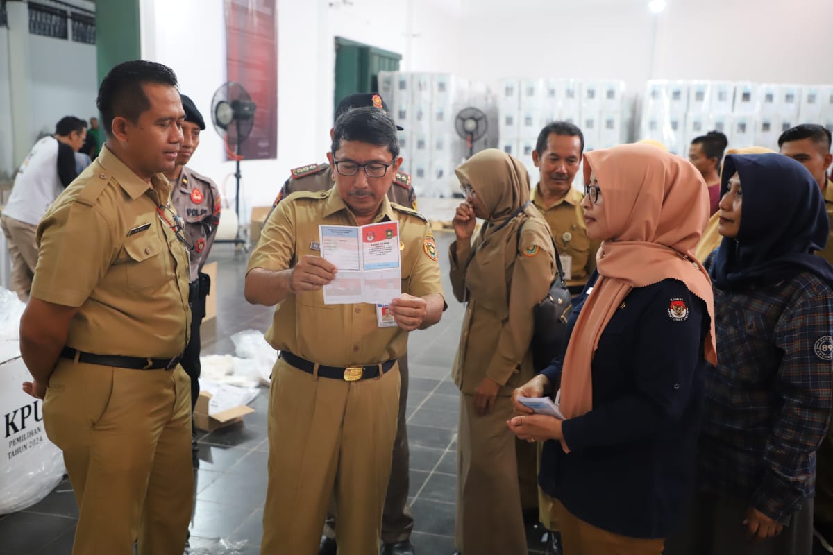 Pemkab Purworejo untuk Radar Jogja Petugas tengah melakukan proses memasukan surat suara ke dalam kotak suara di Gudang KPU Kabupaten Purworejo, Selasa (19/11).