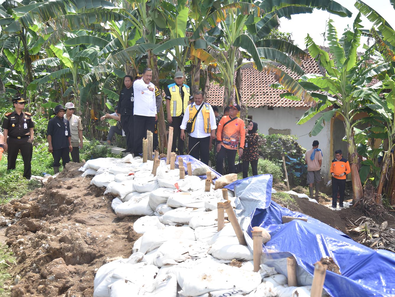 Pj Gubernur Jawa Tengah Nana Sujana meninjau kondisi tanggul Sungai Kemit yang belum lama ini jebol. Akibat kejadian ini sebagian warga di Kelurahan Panjatan, Kecamatan Karanganyar terpaksa harus meng