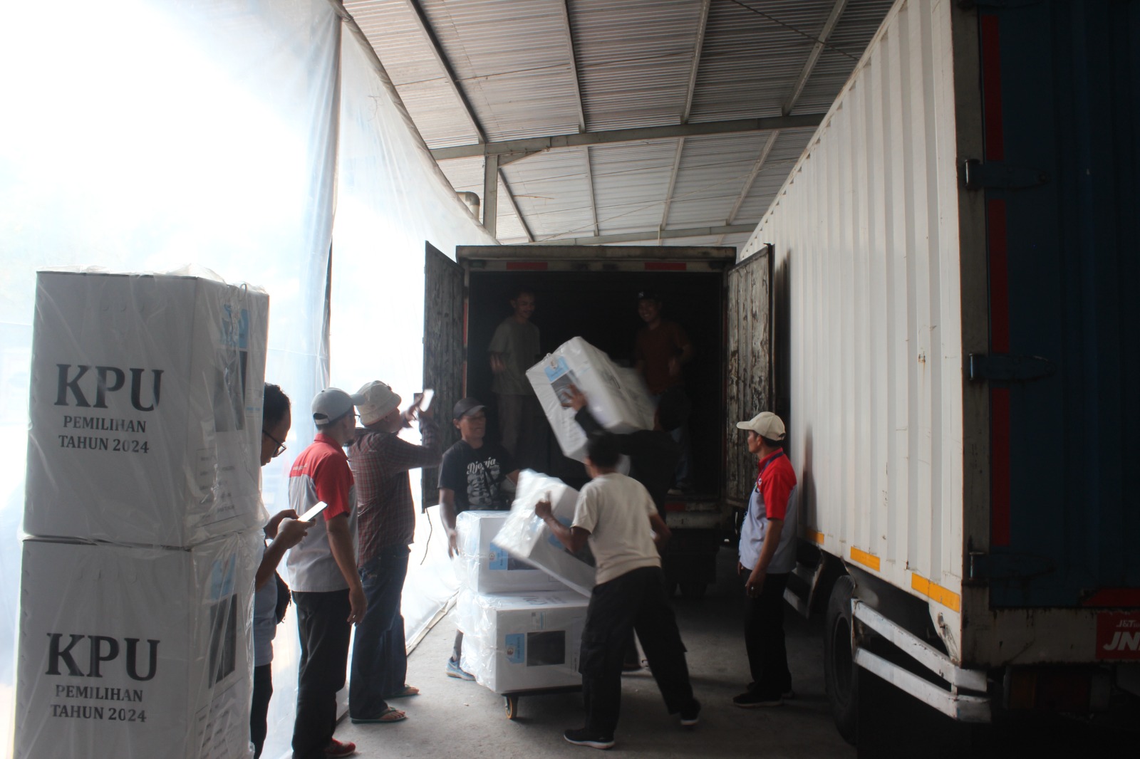 NAILA NIHAYAH/RADAR JOGJA  &nbsp;  DISTRIBUSI: KPU Kabupaten Magelang mulai mendistribusikan logistik pemilu secara bertahap ke 21 kecamatan selama tiga hari.