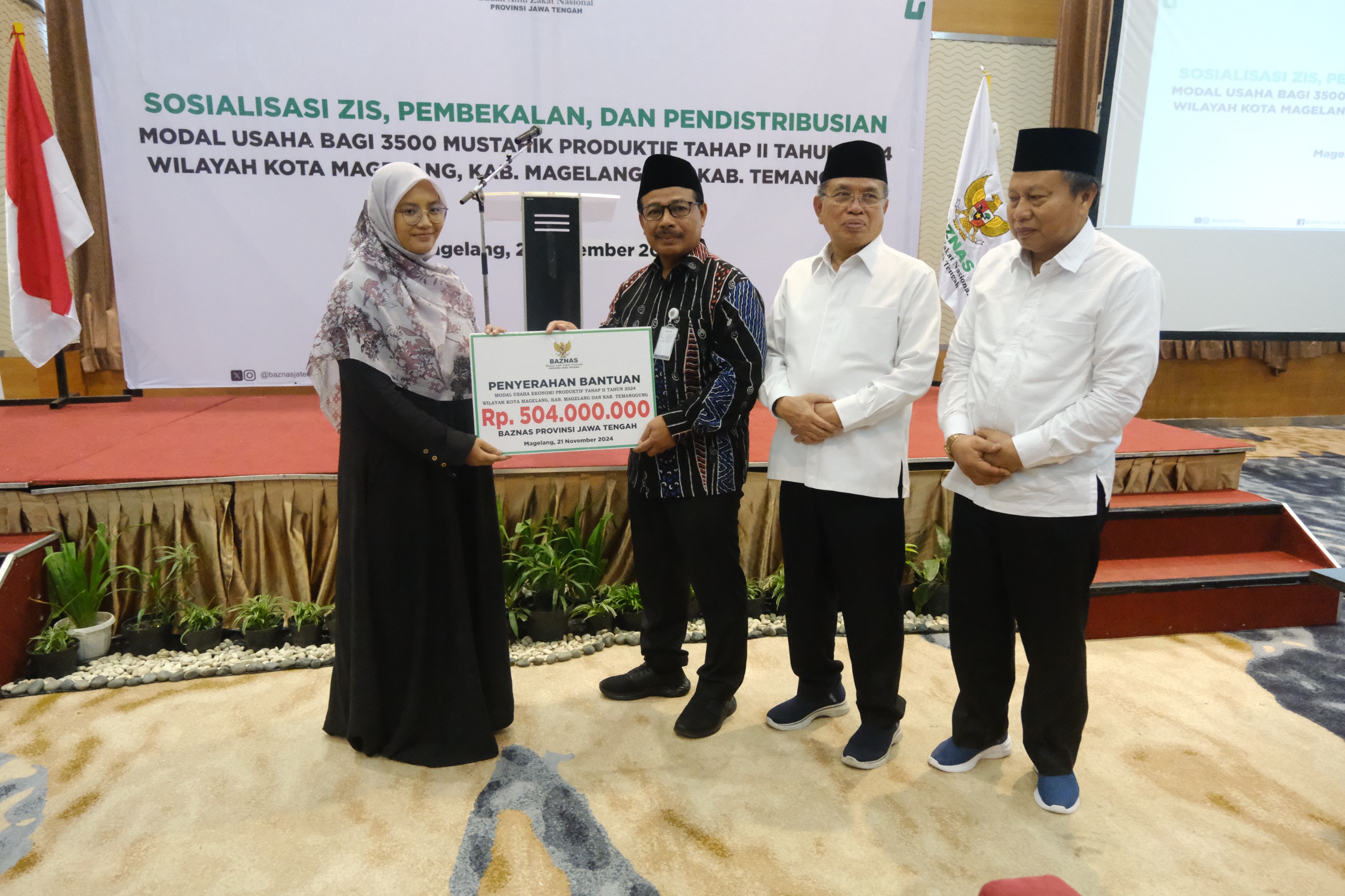 Dok: Prokompim Kota Magelang  &nbsp;  SIMBOLIS: Pjs Wali Kota Magelang Ahmad Aziz menerima modal usaha untuk mustahik dari Baznas Provinsi Jateng di Hotel Atria Magelang, Kamis (21/11).