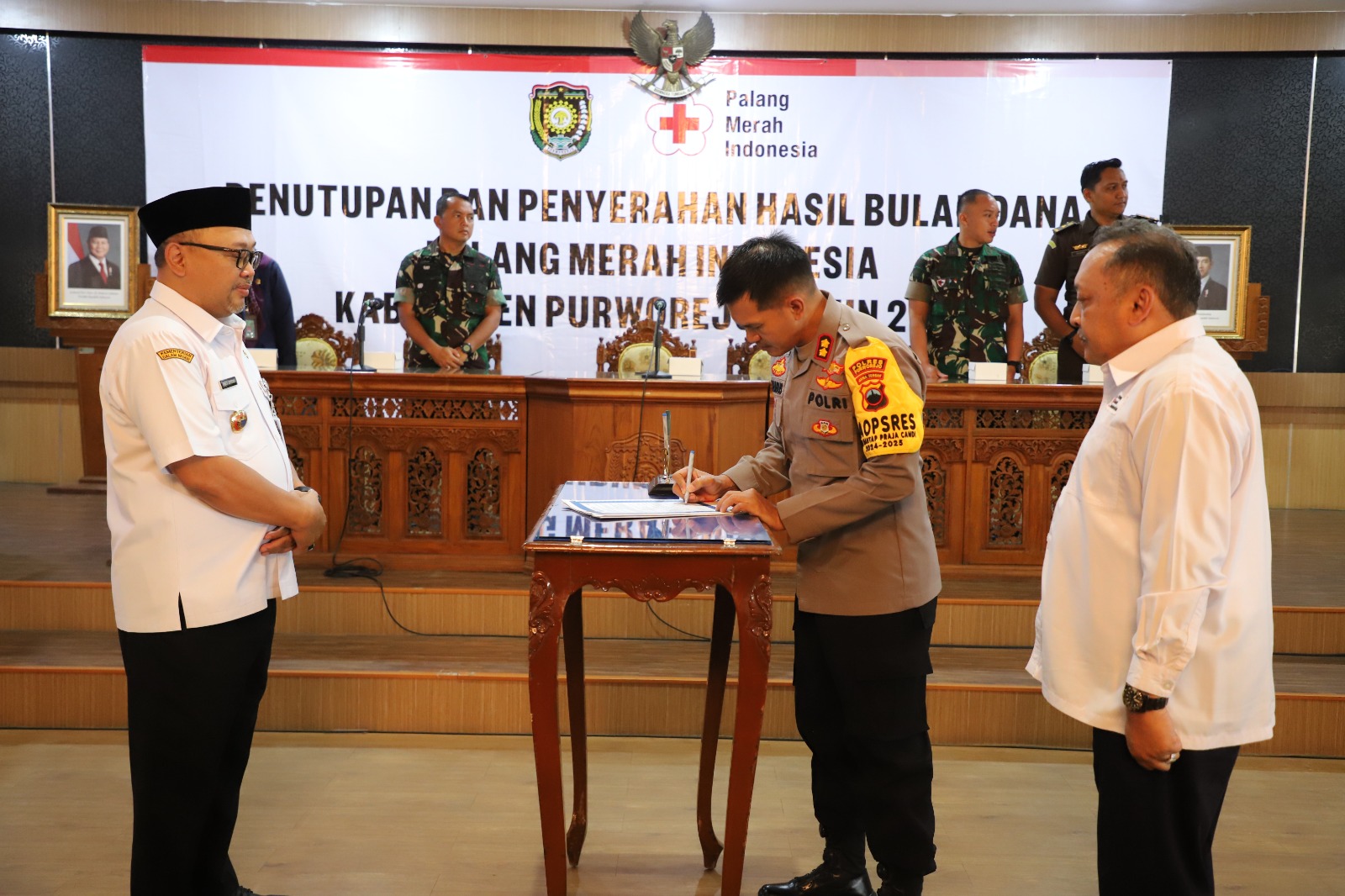 Penyerahan hasil bulan dana PMI Kabupaten Purworejo 2024 oleh Pjs Bupati Purworejo kepada Kapolres Purworejo selaku Ketua Bulan Dana PMI Purworejo 2024