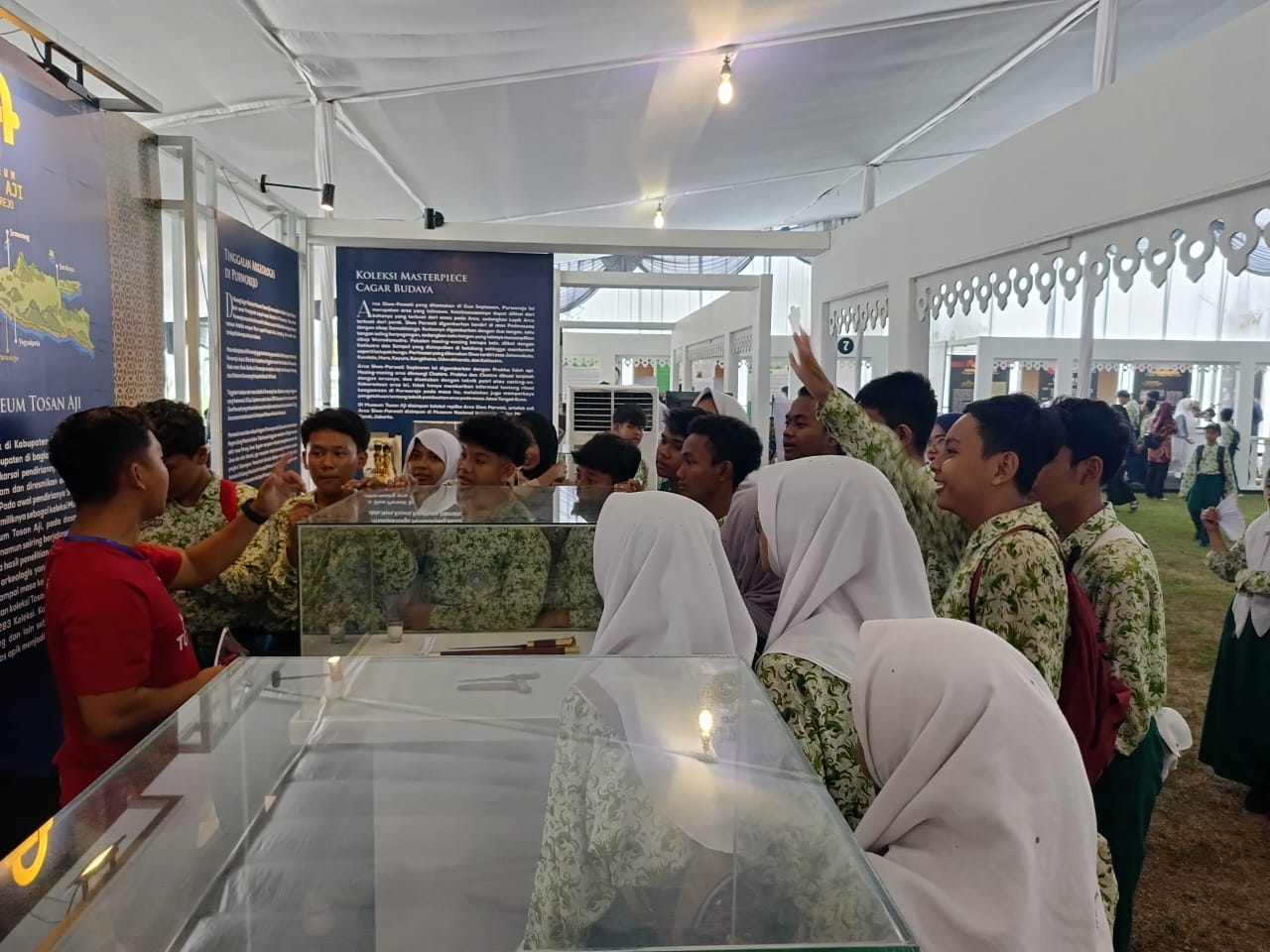Dindikbud Purworejo untuk Radar Jogja  Para pengunjung melihat koleksi-koleksi Museum Tosan Aji di ajang Pameran Bersama Cross Musea 2024 di Museum Sepuluh November Surabaya, Jumat (22/11).  &nbsp;