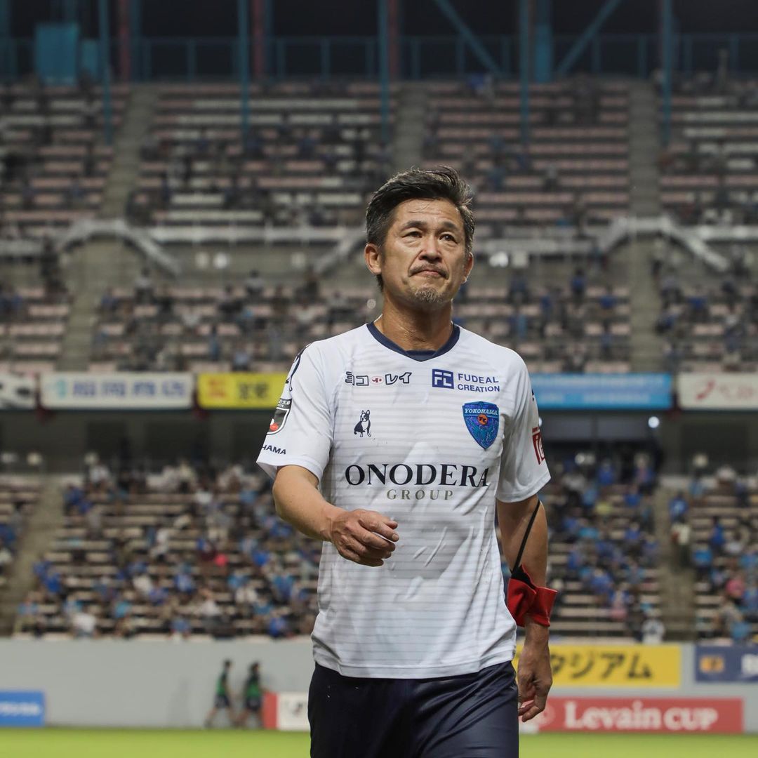 Kazuyoshi Miura tetap bermain sepak bola meski usianya mencapai separuh abad.