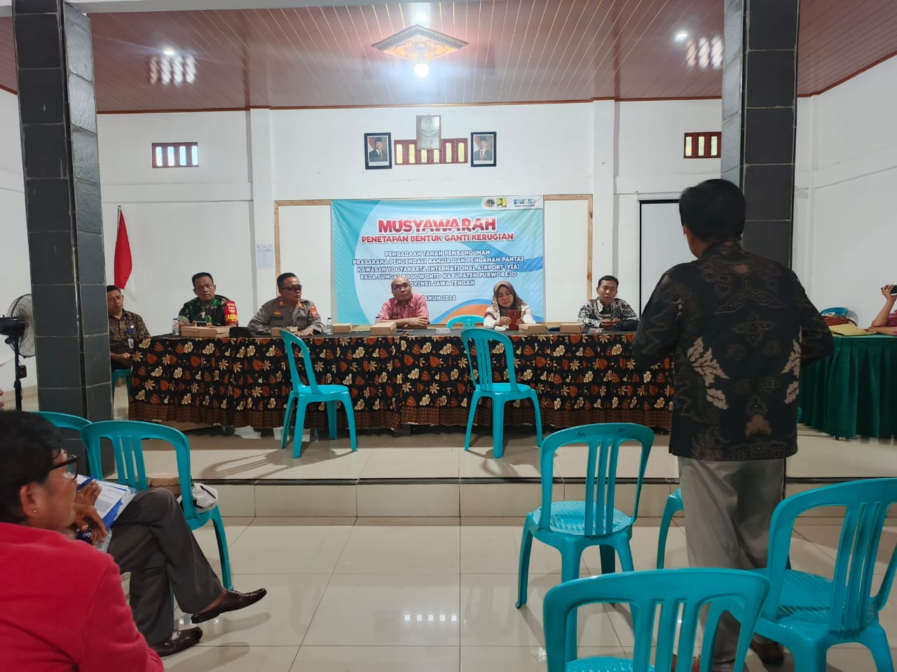 JIHAN ARON VAHERA/RADAR JOGJA  Musyawarah terhadap warga terdampak proyek pengendali banjir dan pengamanan pantai kawasan YIA di Kabupaten Purworejo.  &nbsp;