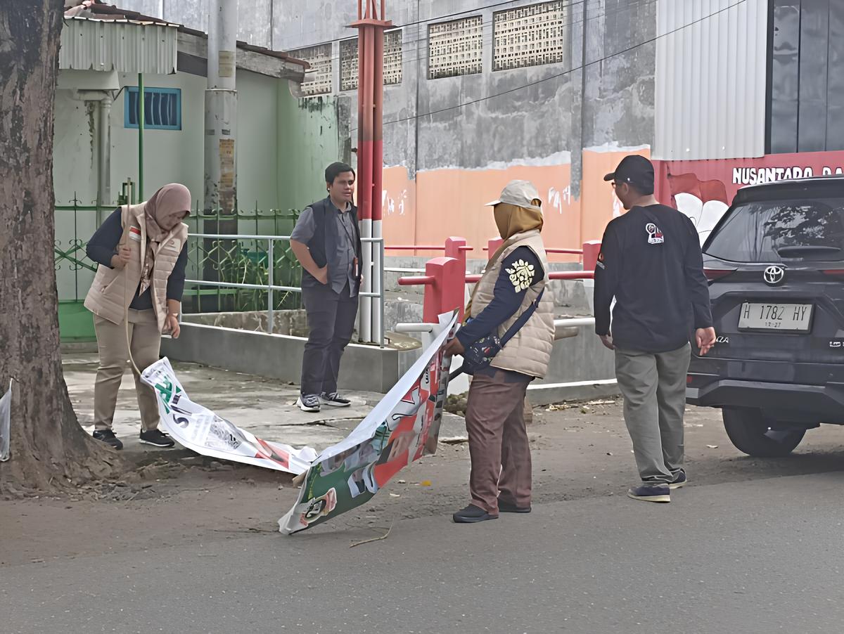 Tim gabungan antara Bawaslu Kebumen, Satpol PP dan KPU bersama-sama menurunkan alat peraga kampanye (APK) jelang hari pencoblosan. (M Hafied/Radar Jogja)