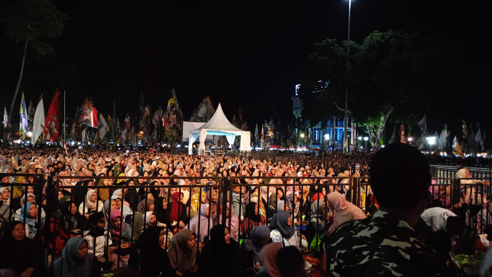 Dok: KPU Kota Magelang  &nbsp;  KHIDMAT: Habib Syech bin Abdul Qodir Assegaf memimpin selawat dan doa bersama di Alun-alun Magelang dalam rangka menyongsong pilkada, Senin malam (25/11).