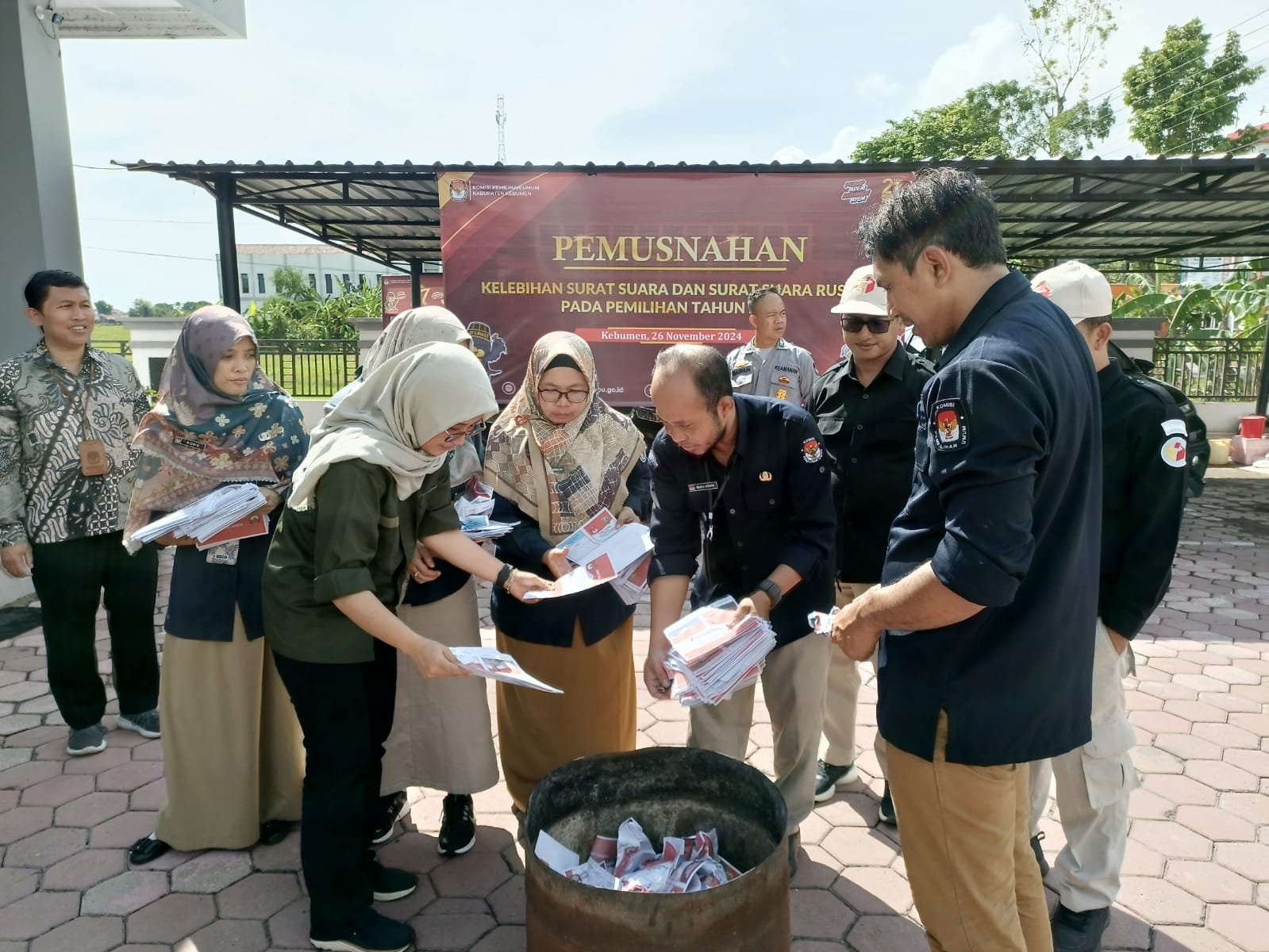 CEGAH PENYALAHGUNAAN : Proses pemusnahan surat suara Pilkada 2024 dalam kondisi rusak dan berlebih. Pemusnahan dilakukan dengan cara dibakar. (M Hafied/Radar Jogja)