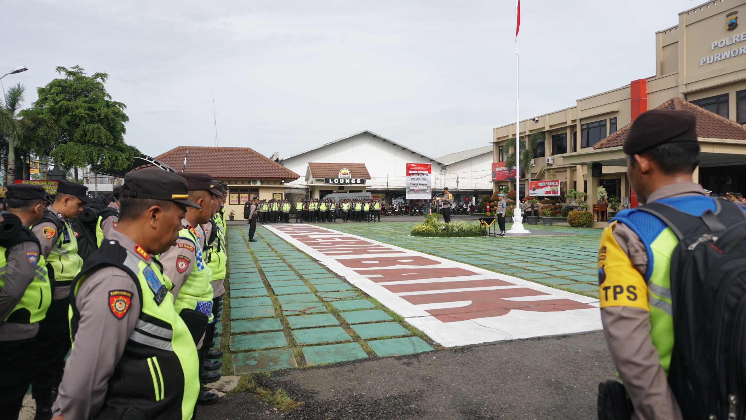 Polres Purworejo untuk Radar Jogja  Apel pergeseran pasukan untuk pengamanan pemungutan suara di Mapolres Purworejo pada Selasa (26/11).  &nbsp;