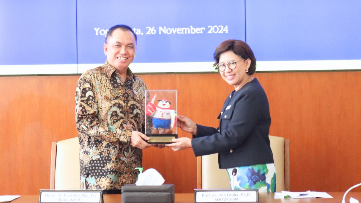 Ketua KPPU bersama Rektir UGM