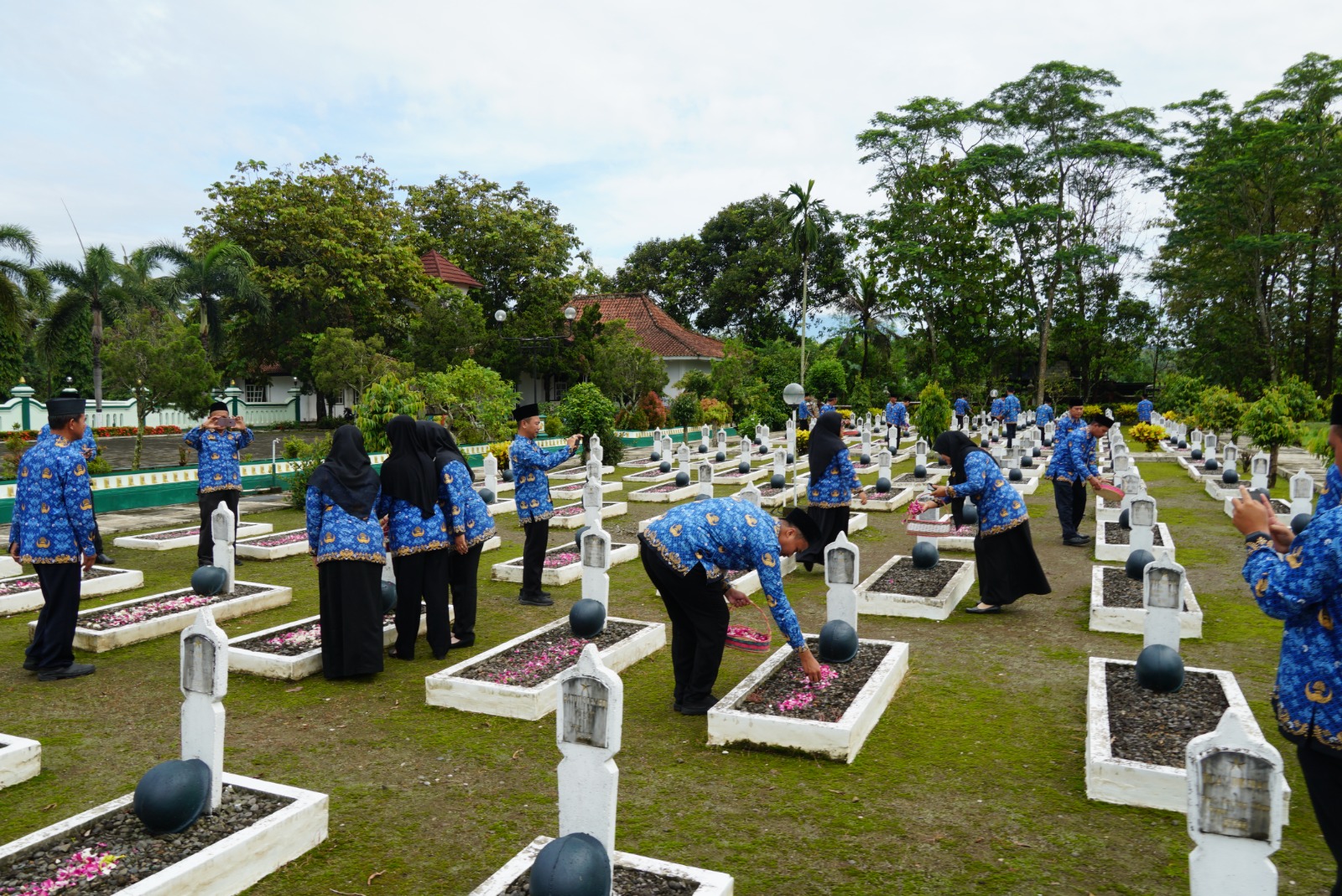 Pemkab Purworejo untuk Radar Jogja  ASN di Kabupaten Purworejo melakukan ziarah ke TMP untuk memperingati HUT Korpri ke-53, Jumat (29/11).