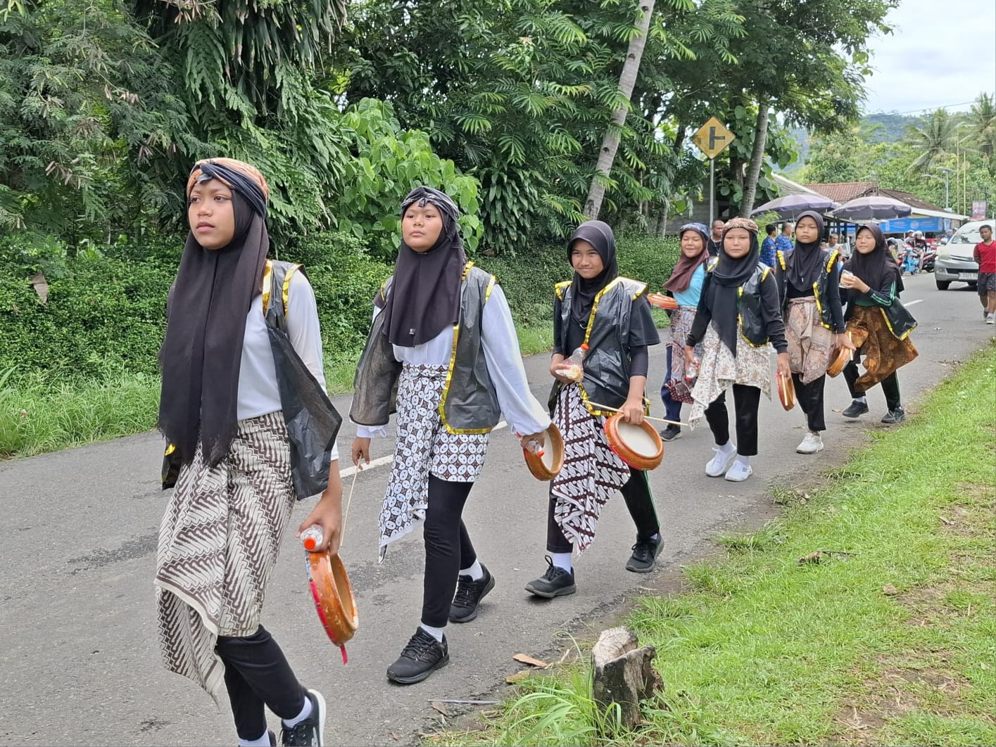 NAILA&nbsp;NIHAYAH/RADAR JOGJA  ANTUSIAS: Siswa-siswi SDN Wanurejo melakukan gladi bersih untuk menampilkan tari kreasi demi menyambut para pelari Borobudur Marathon 2024.