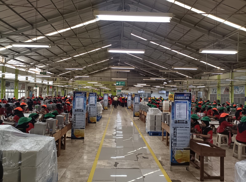 Aktivitas buruh atau pekerja di salah satu pabrik rokok yang berada di Kecamatan Sempor, Kebumen. (M Hafied/Radar Jogja)