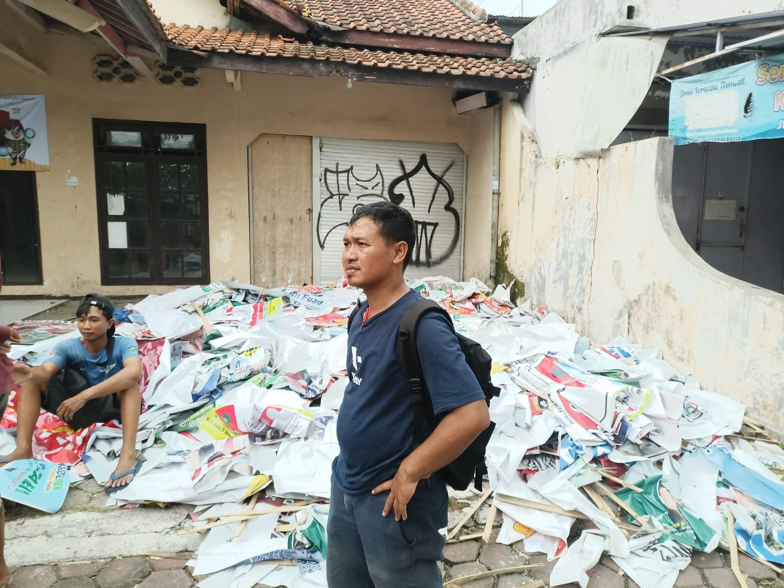 LIMBAH KAMPANYE : Tumpukan sampah sisa kampanye menggunung di depan kantor Sekretariat Panwascam Kebumen. (M Hafied/Radar Jogja)