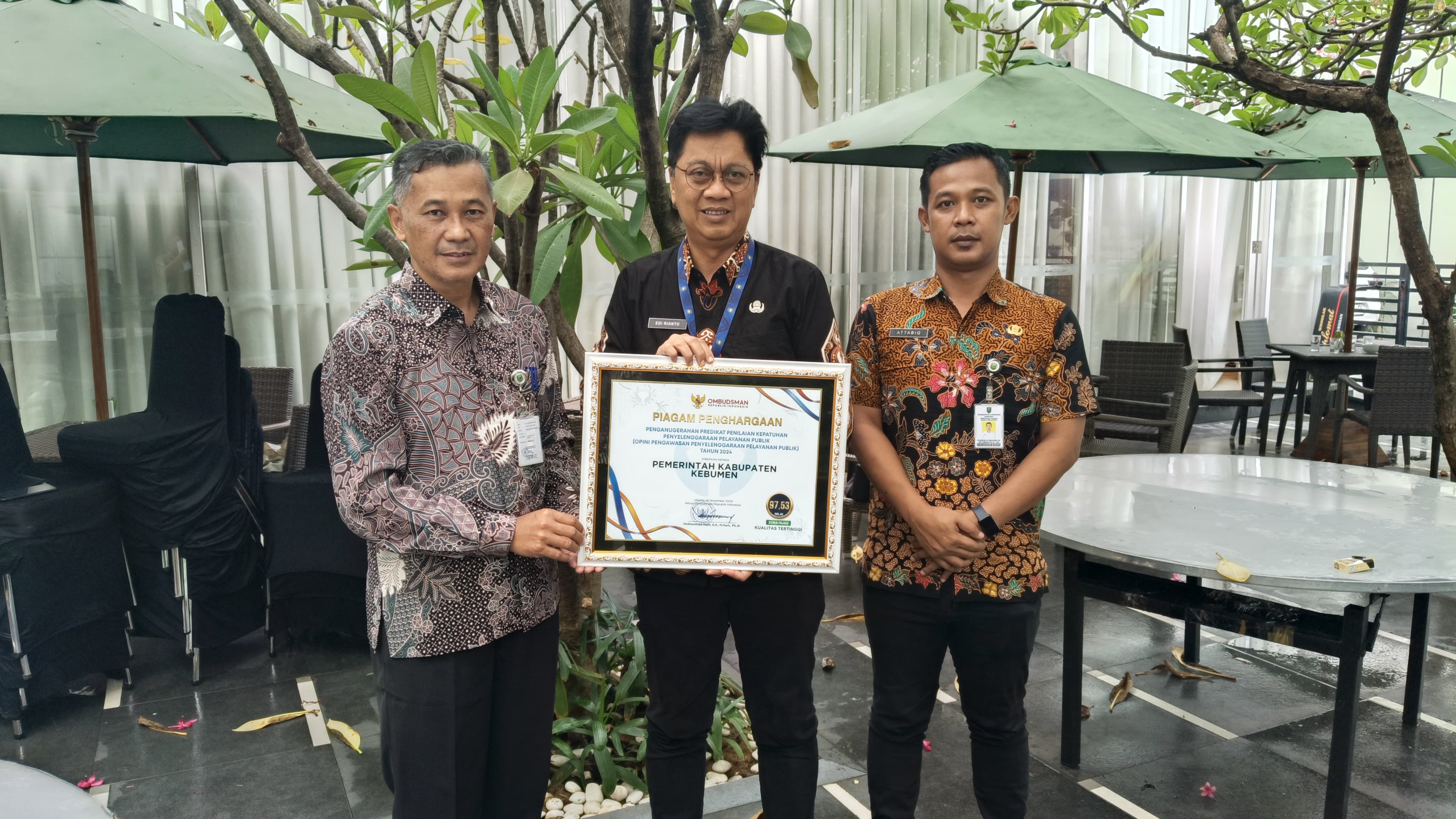 PRESTASI : Sekda Kebumen Edi Rianto mewakili Pemkab Kebumen menerima penghargaan dari Ombudsman Republik Indonesia. (Dokumentasi Prokopim Kebumen)  &nbsp;