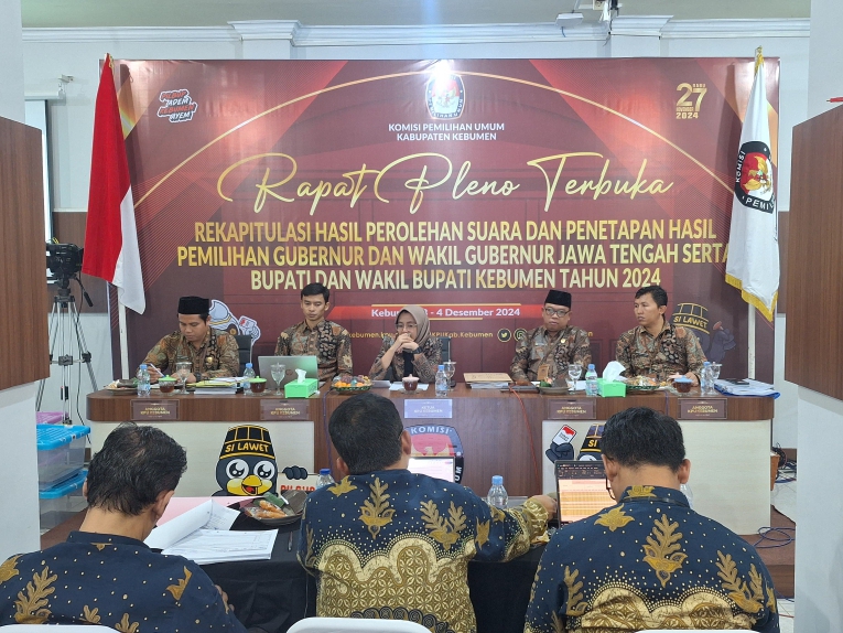 TAHAP AKHIR : Jajaran komisioner KPU Kebumen memandu rapat pleno rekapitulasi hasil perhitungan suara Pilkada 2024. (M Hafied/Radar Jogja)