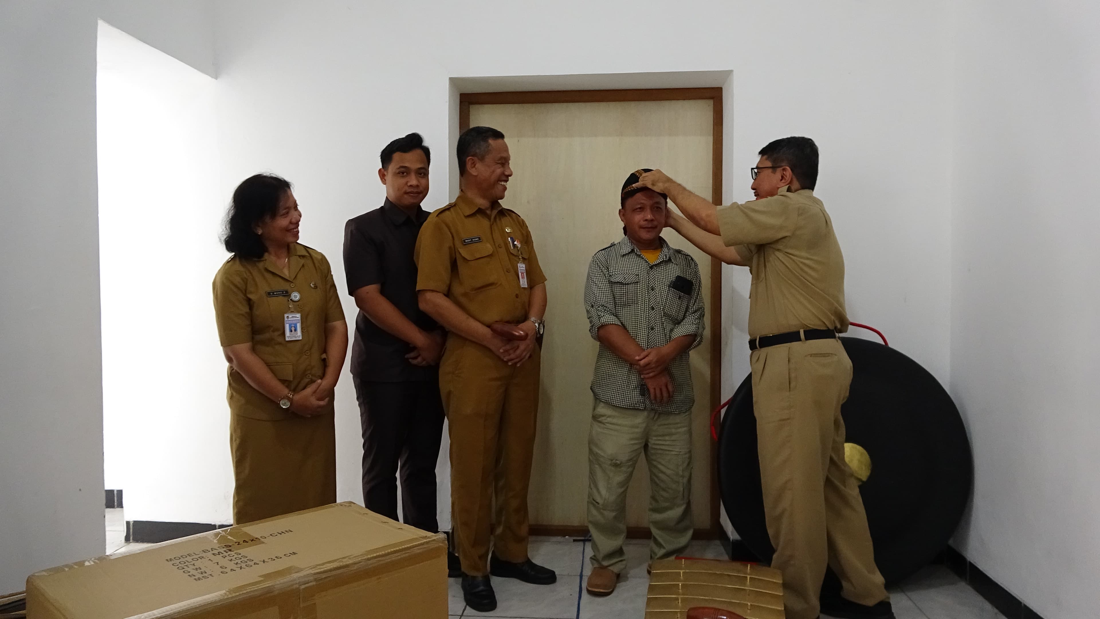 Penyerahan alat hibah kesenian kepada grup kesenian penerima hibah 2024 di Gedung Kesenian W.R. Soepratman.