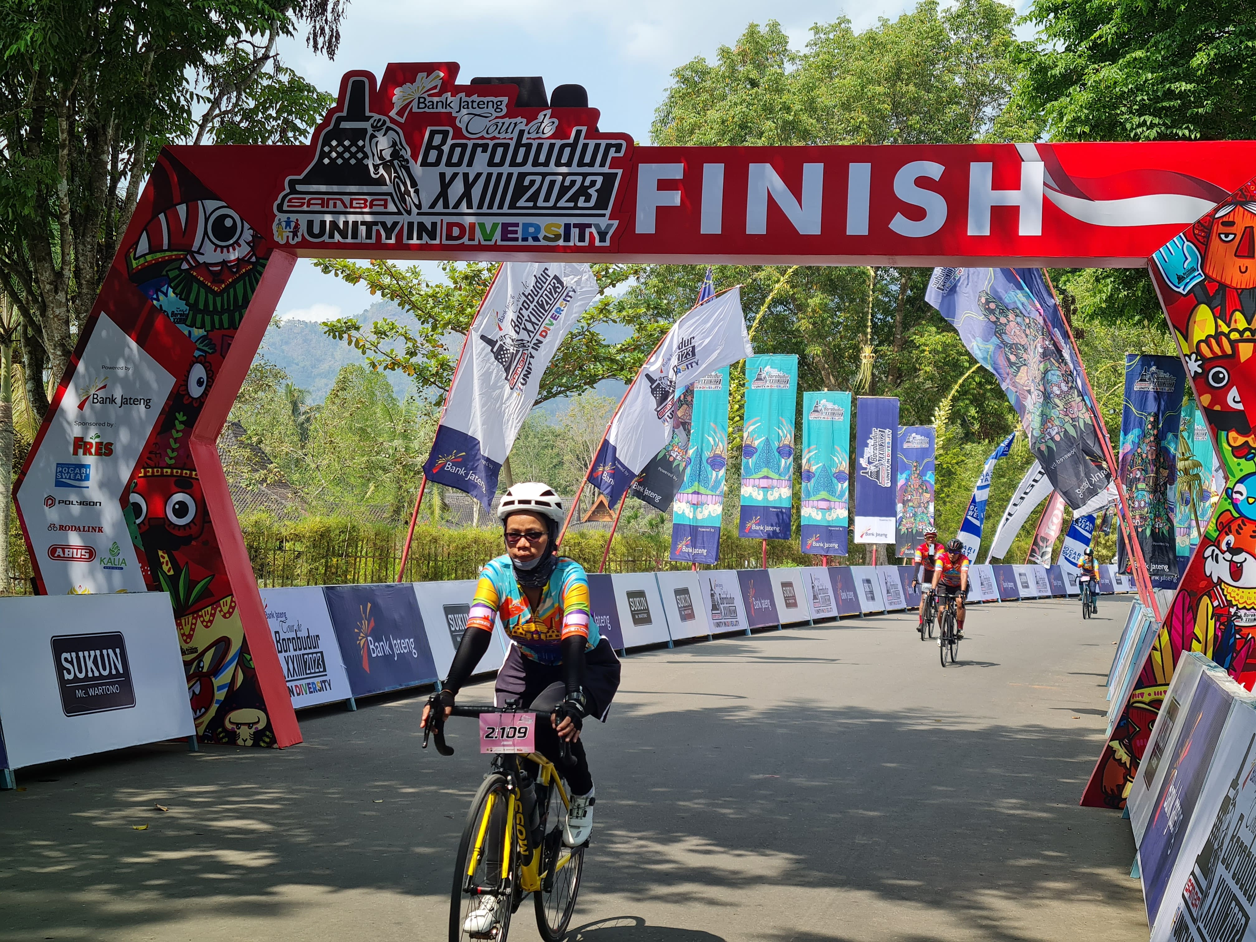 FINIS: Para peserta Tour de Borobudur (TdB) tampak senang saat mencapai garis finis di Candi Borobudur, tahun lalu.