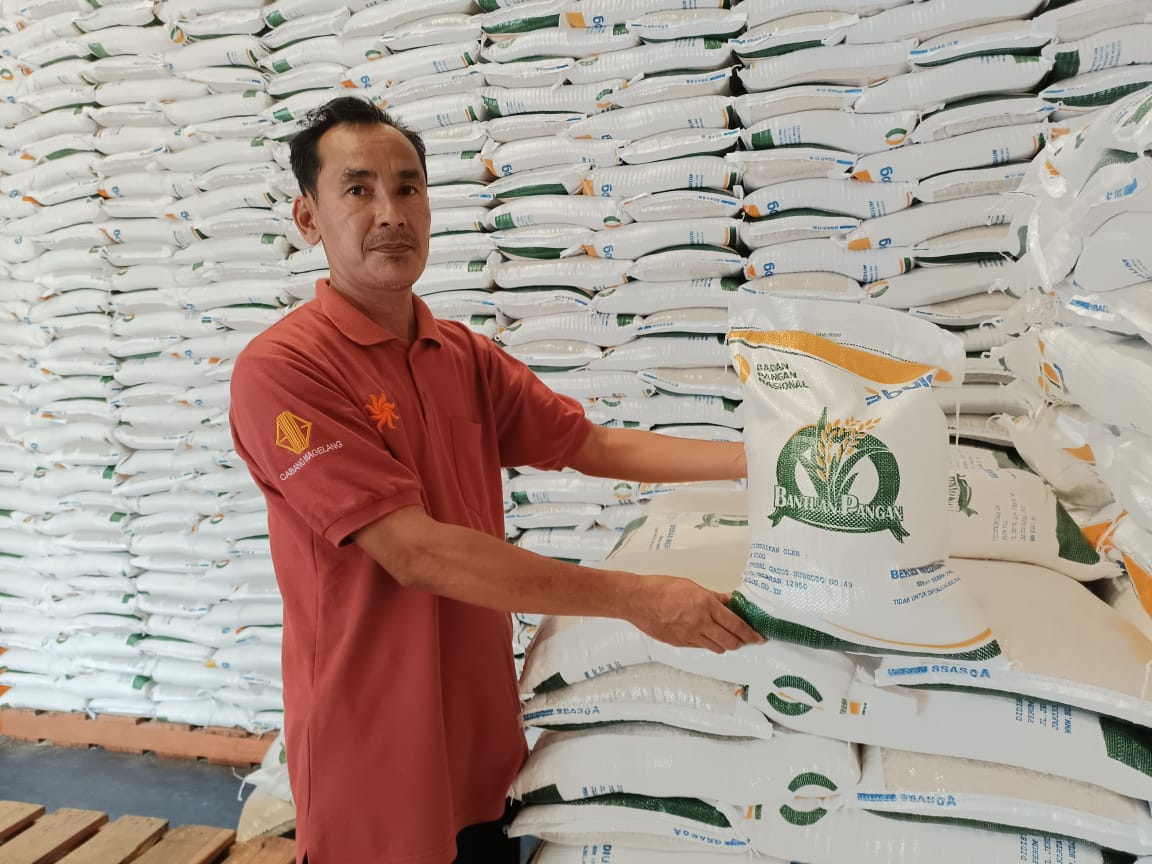 BANSOS : Kepala Gudang Bulog Kebumen Sidik Sugiharto menunjukkan kantong beras yang akan disalurkan untuk bantuan pangan masyarakat. (M Hafied/Radar Jogja)  &nbsp;