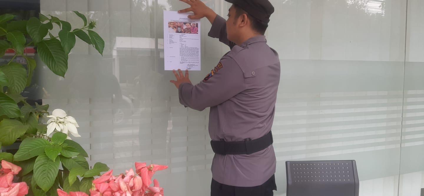Bhabinkamtibmas di Kabupaten Purworejo saat memasang poster DPO Harun Masiku di fasilitas umum Kabupaten Purworejo, Minggu (8/12).  &nbsp;