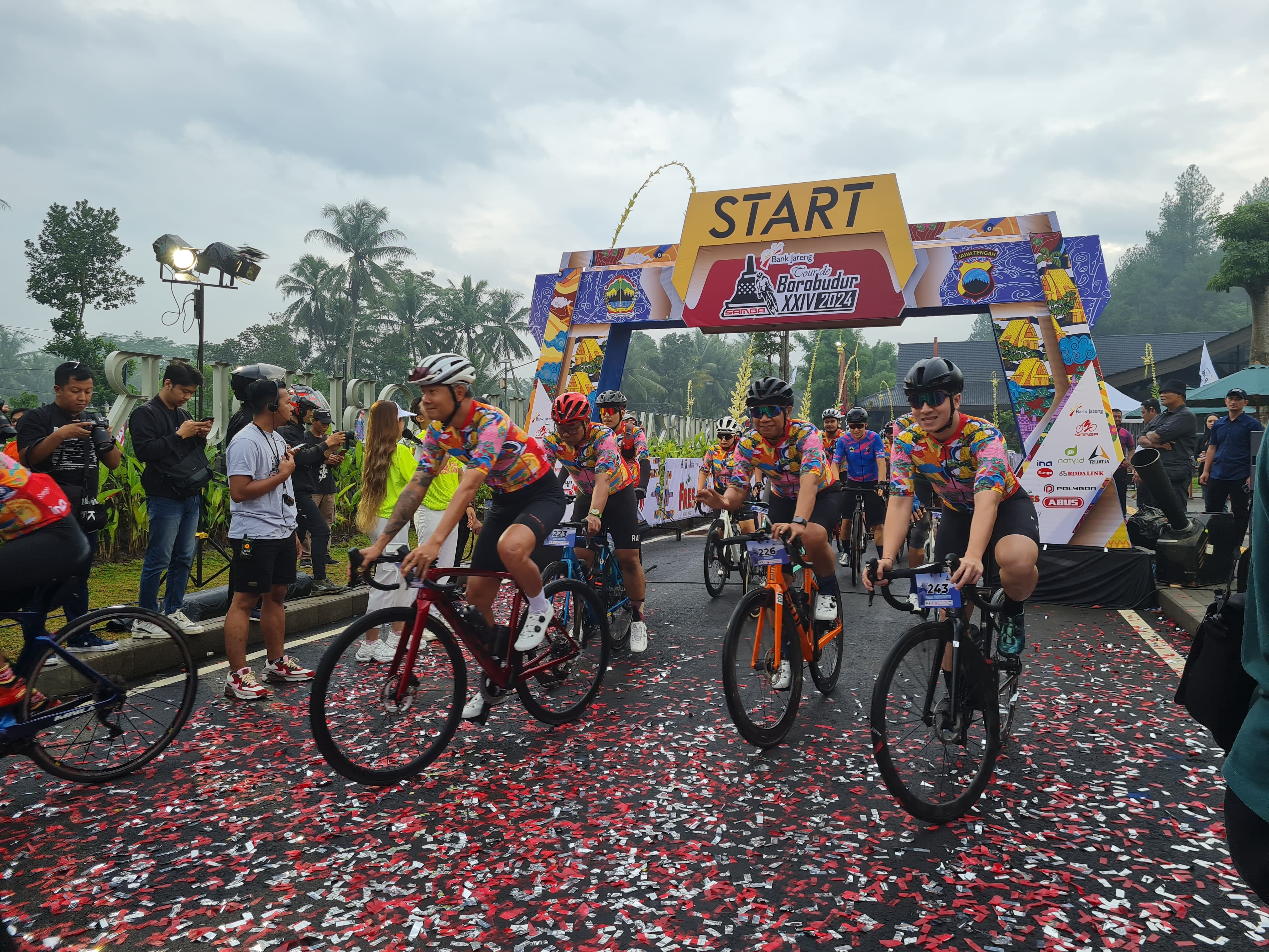 &nbsp;  BERSEMANGAT: Para peserta Tour de Borobudur siap menaklukkan rute di tiga kabupaten, yakni Magelang, Purworejo, dan Kulon Progo, Sabtu (7/12).