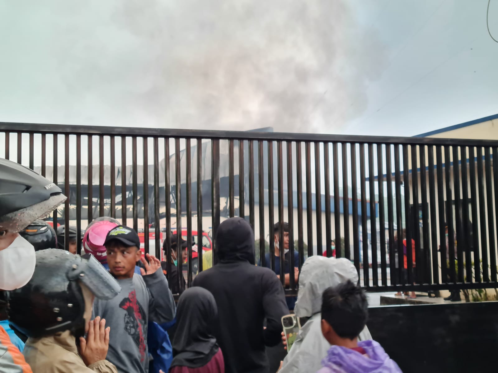 NAILA NIHAYAH/RADAR JOGJA  &nbsp;  PENDINGINAN: Personel damkar berupaya memadamkan api yang melalap pabrik garmen di Tempuran, Minggu (8/12/2024).