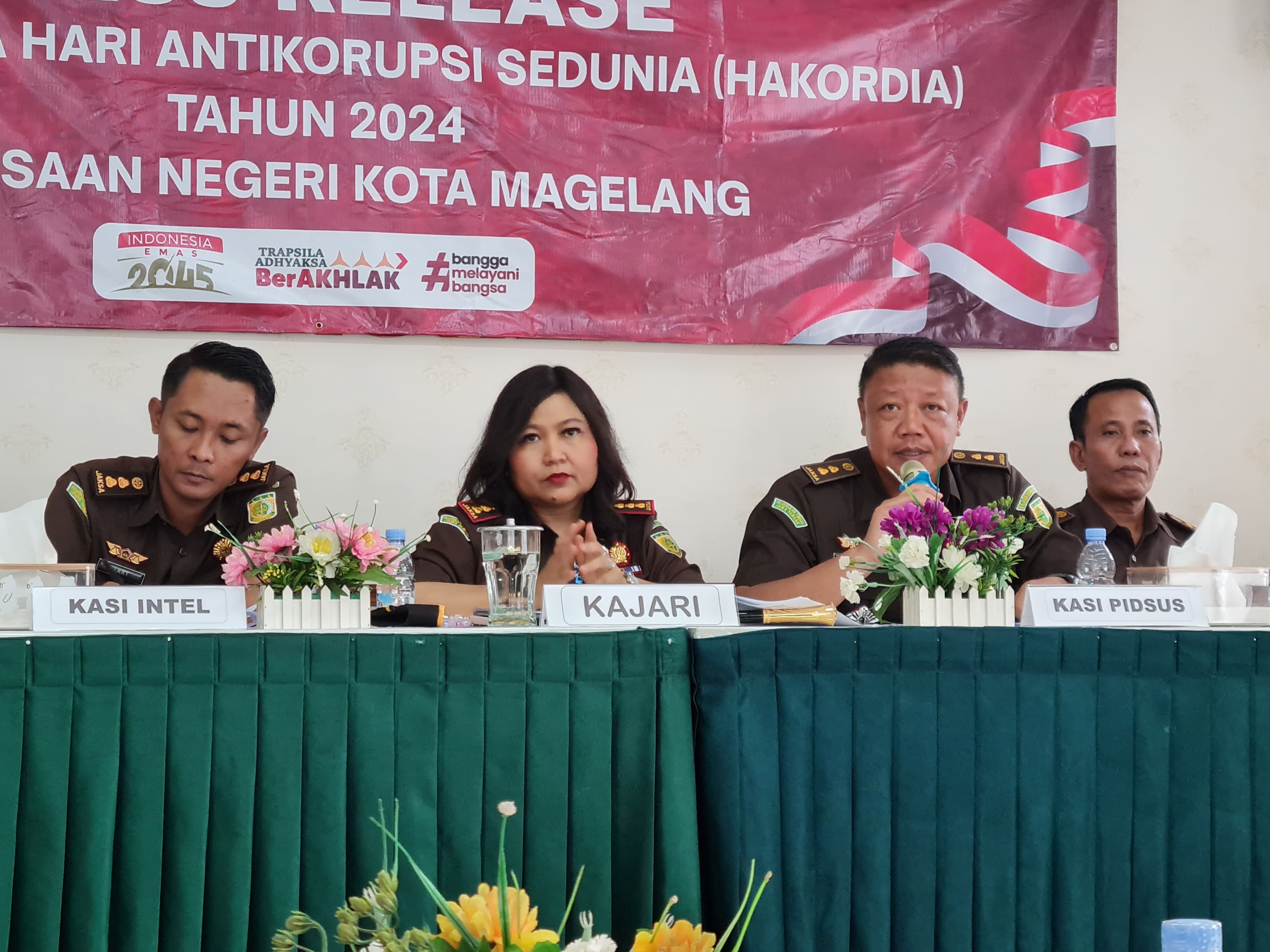 PAPARAN: Kajari Kota Magelang didampingi kasi pindsus dan kasi intelijen saat menyampaikan keterangan terkait penyelewengan dana kapitasi, Senin (9/12).