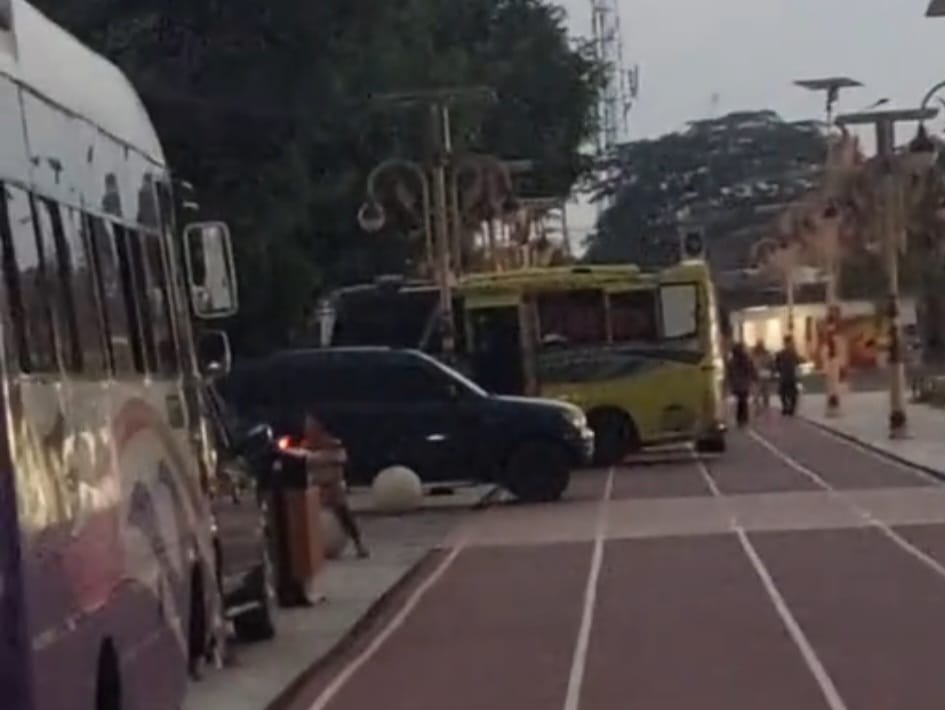 KURANG TERTIB : Rombongan bus masuk area alun-alun Kebumen dan terpakir di jogging track atau lintasan lari. (Istimewa)