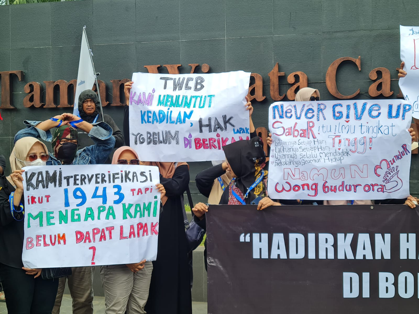 AILA NIHAYAH/RADAR JOGJA  AKSI DAMAI: Para pedagang kaki lima yang tergabung dalam paguyuban SKMB mengadakan demonstrasi, Selasa (10/12).