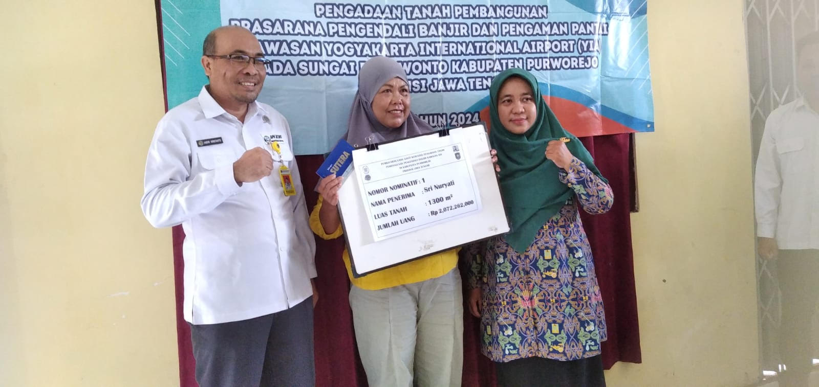 JIHAN ARON VAHERA/RADAR JOGJA Warga terdampak proyek Prasarana Pengendali Banjir dan Pengaman Pantai Kawasan YIA di Purworejo menerima UGR.
