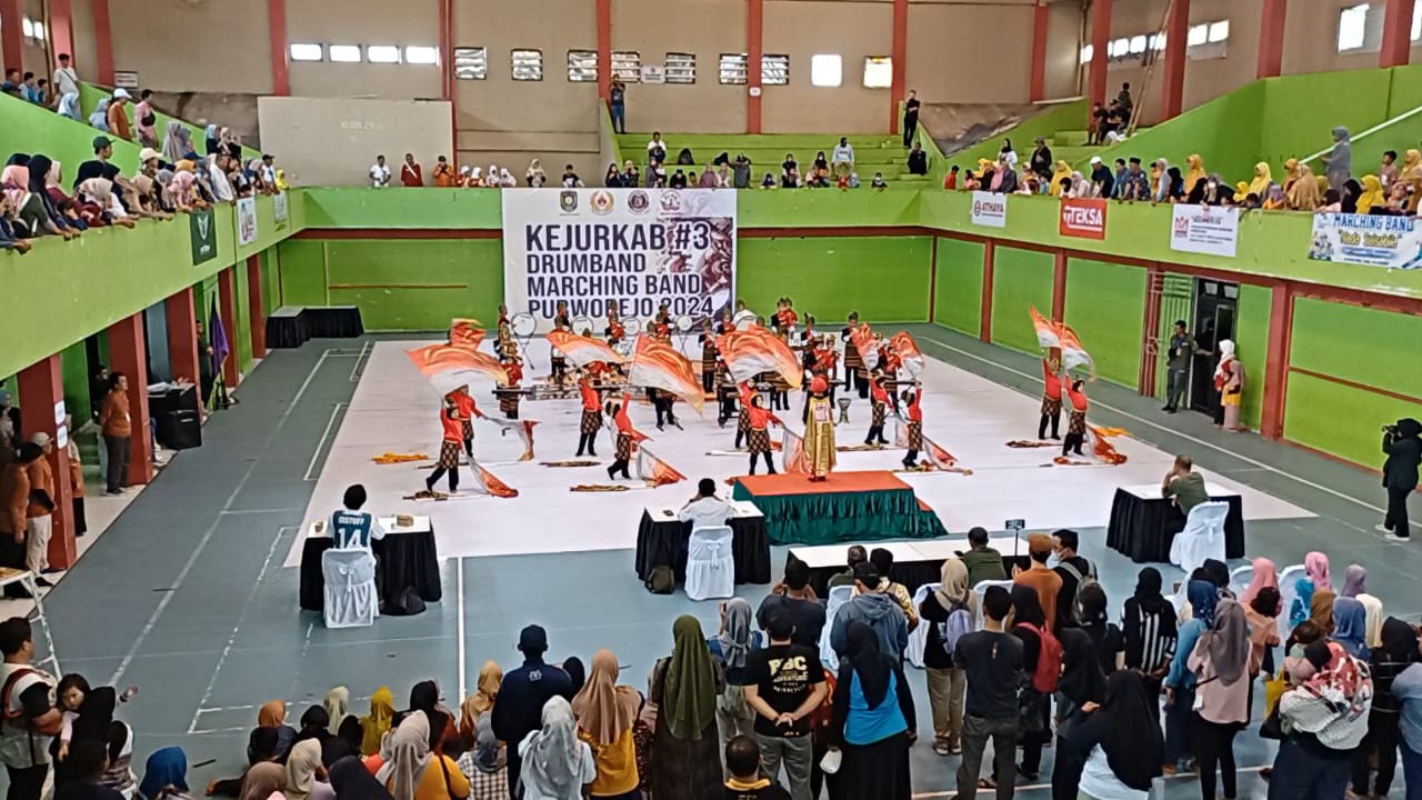 Pelajar di Kabupaten Purworejo saat mengikuti kegiatan tahunan Kejurkab Drumband dan Marching Band Purworejo 2024 di GOR SEW Purworejo.