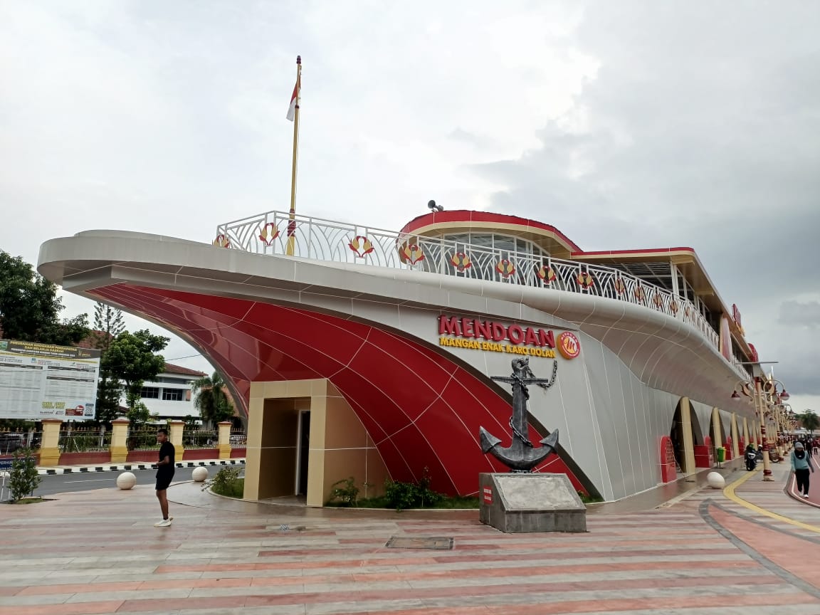 ESTETIK : Bagunan Kapal Mendoan di Alun-alun Kebumen mulai ditempat para pedagang kaki lima (PKL).