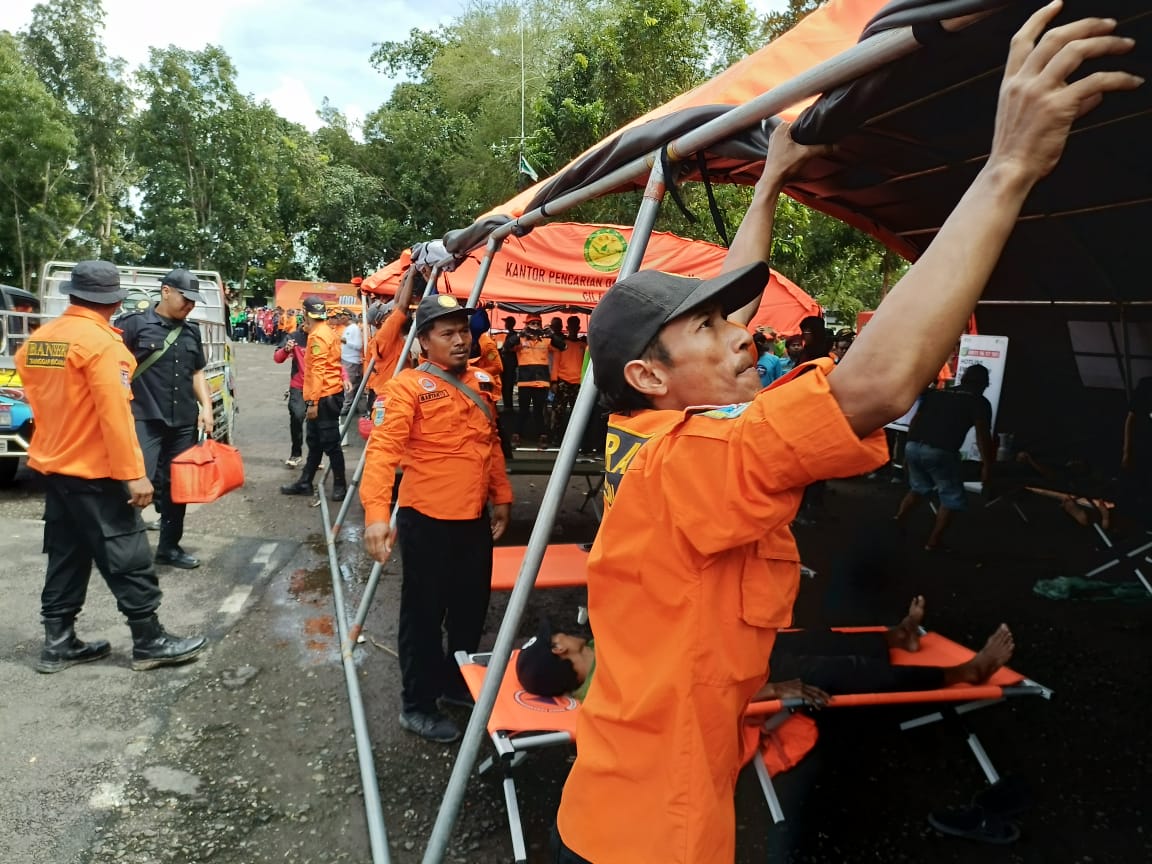 Basarnas menggelar apel siaga pasukan dan simulasi penanganan bencana di Lapangan Secata Gombong. Kegiatan berlangsung untuk memastikan kesiapan dalam menghadapi ancaman bencana hidrometeorologi. (M H
