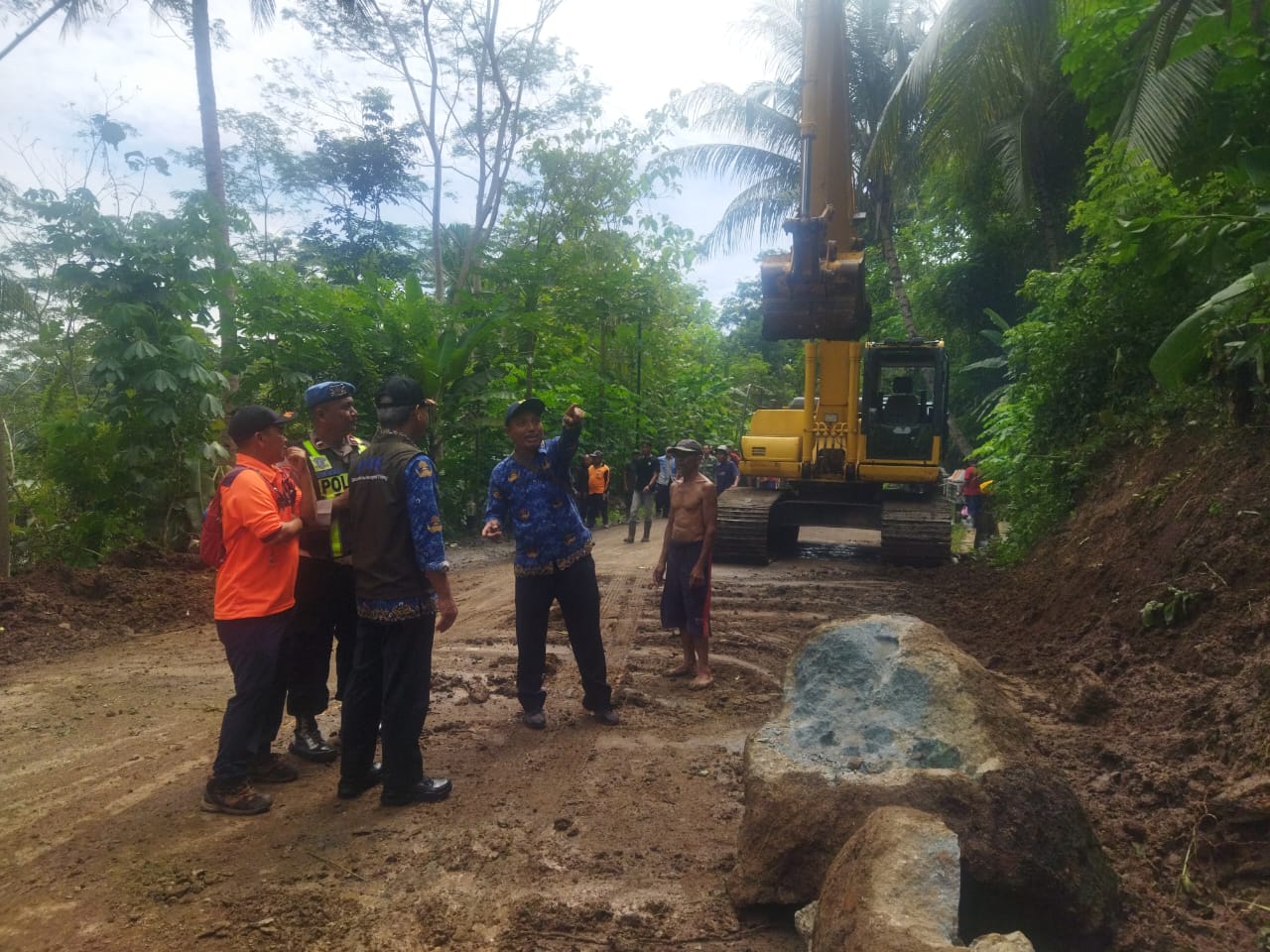 GERAK CEPAT : Petugas gabungan berupaya mengevakuasi material longsor yang menutupi jalan provinsi penghubung Kebumen-Banjarnegara. (Dokumentasi BPBD Kebumen)