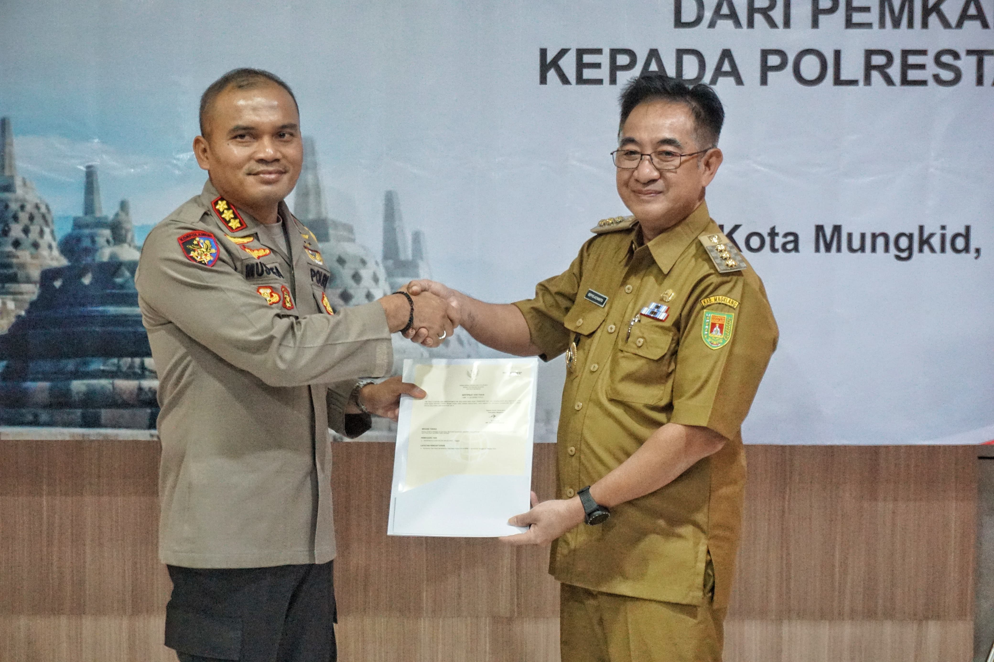 &nbsp;  SIMBOLIS: Pj bupati Magelang saat menandatangani naskah perjanjian hibah daerah Polsek Secang dan menyerahkannya kepada Kapolresta Magelang, Selasa (17/12).