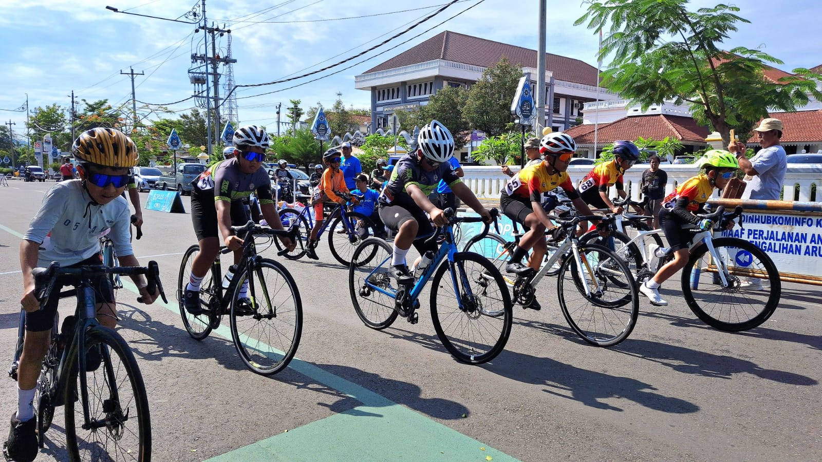 Peserta balap sepeda pada ajang Kejurkab ISSI Kabupaten Purworejo 2024 di Alun-alun Purworejo, Selasa (17/12).