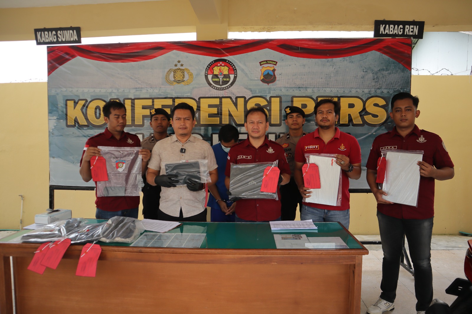 TERUNGKAP : Jajaran Satreskrim Polres Kebumen menunjukkan barang bukti atas kasus perampokan yang melibatkan jaringan lintas provinsi. (Dokumentasi Polres Kebumen)