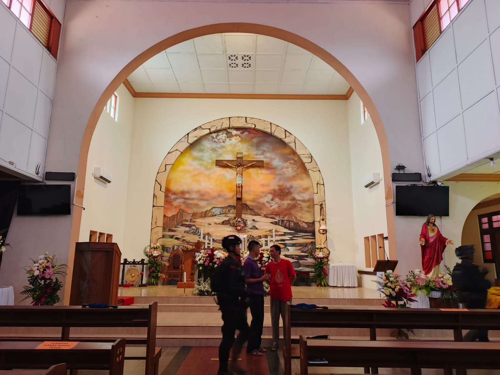 IHAN ARON VAHERA/RADAR JOGJA  Proses sterilisasi Gereja Katolik Santa Perawan Maria Purworejo menjelang perayaan Natal 2024 pada Selasa (24/12).
