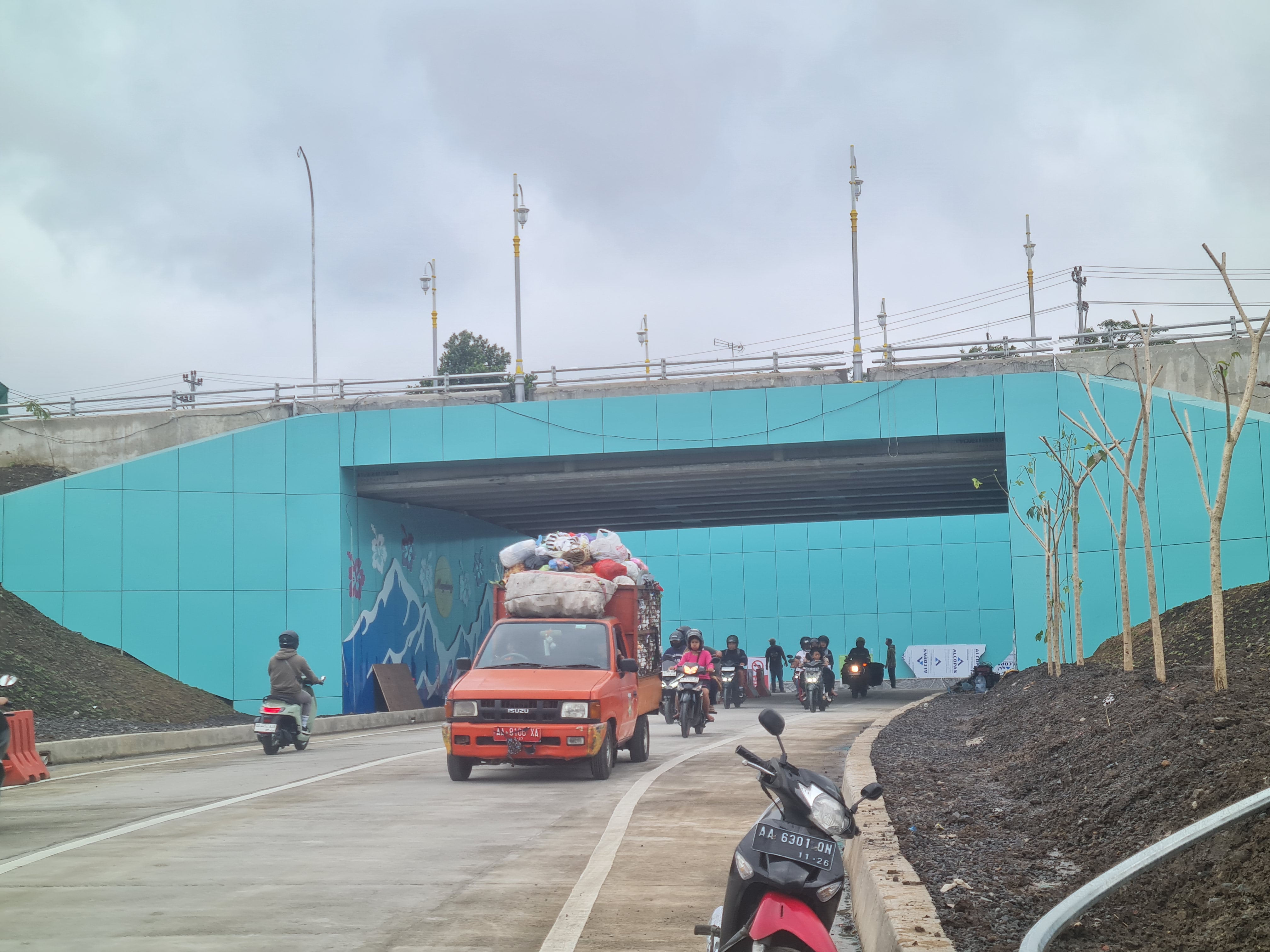 &nbsp;  SUDAH BEROPERASI: Sejumlah pengendara melintasi flyover dan semi underpass Canguk, Selasa (24/12).