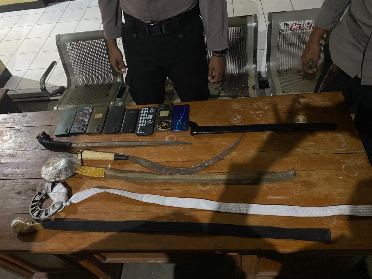 Polisi menunjukkan barang bukti berupa senjata tajam yang diduga akan digunakan untuk aksi tawuran antar kelompok pelajar.