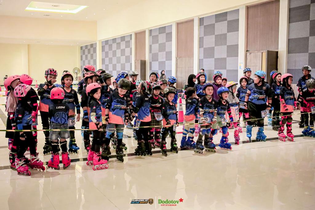 Komunitas Inline Skate Purworejo  Anggota Komunitas Purworejo Inline Skate Purworejo saat bermain sepatu roda.
