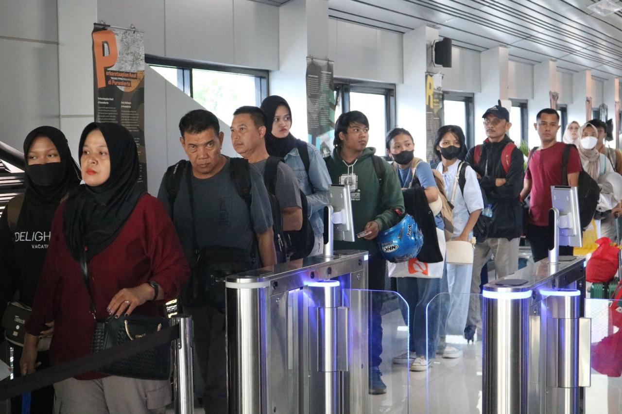Humas KAI Daop 5 Purwokerto untuk Radar Jogja  Penumpang di wilayah Daop 5 Purwokerto tengah mengantre untuk boarding pada Rabu (25/12).