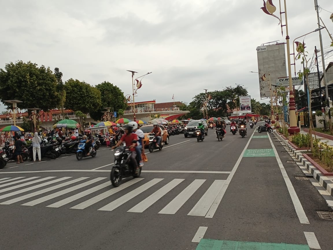 RAMAI LANCAR : Arus lalu lintas di Jalan Soekarno-Hatta terpantau ramai lancar jelang momentum pergantian tahun.