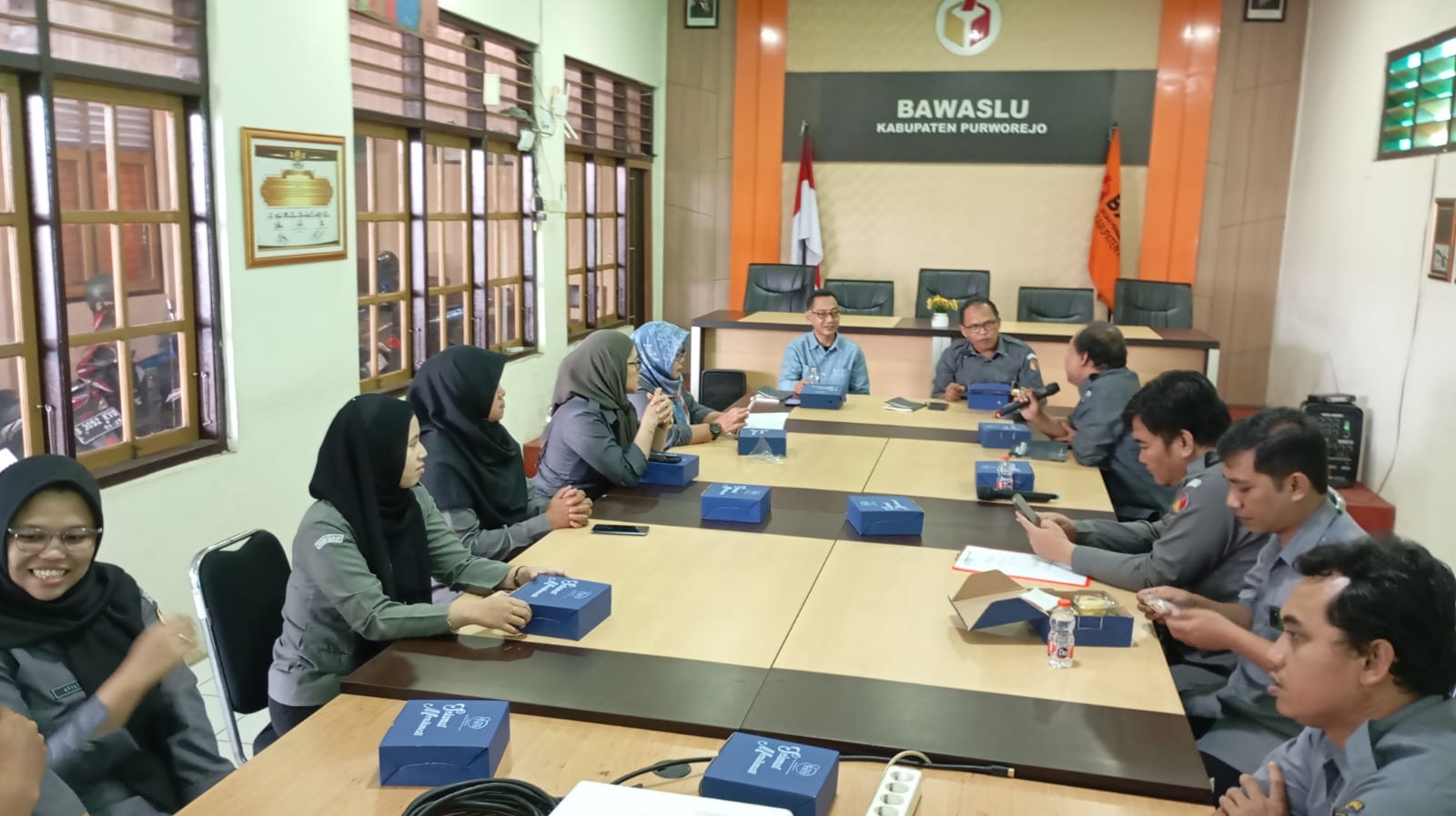 Bedah buku dan peluncuran buku berjudul Sang Juru Damai: Bawaslu dan Resolusi Sengketa Proses Pemilu pada Senin (30/12).