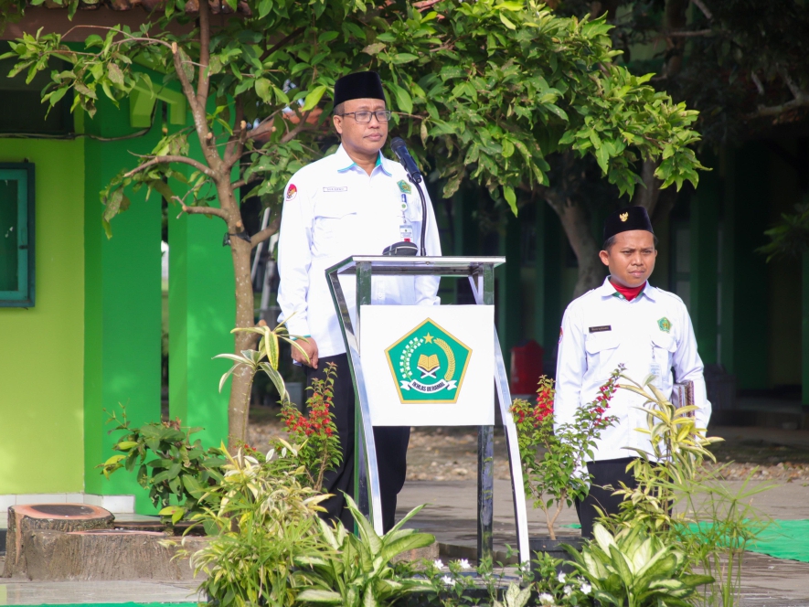 BERI INSTRUKSI : Kepala Kantor Kemenag Kebumen Sukarno memimpin upacara peringatan Hari Amal Bakti (HAB) ke 79 Kemenag di lapangan MTsN 1 Kebumen, kemarin. (M Hafied/Radar Jogja)  &nbsp;