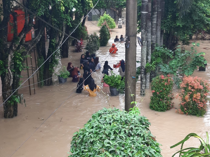 TERDAMPAK : Santri Pondok Pesantren Al Kahfi&nbsp; Somalangu berjibaku dengan banjir yang menggenang pada Minggu (5/1) pagi.