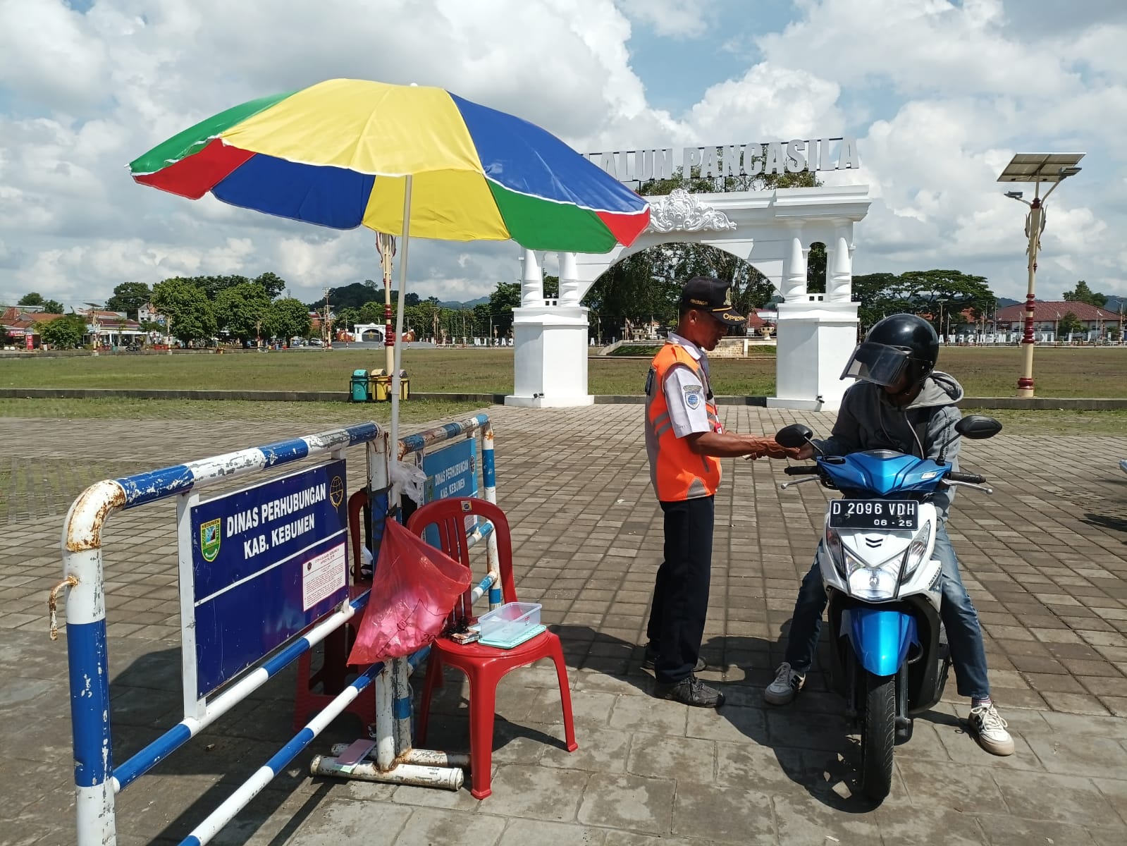 TARIK RETRIBUSI : Petugas Disperkimhub Kebumen mulai bertugas menjaga kantong parkir di kawasan Alun-alun Pancasila.