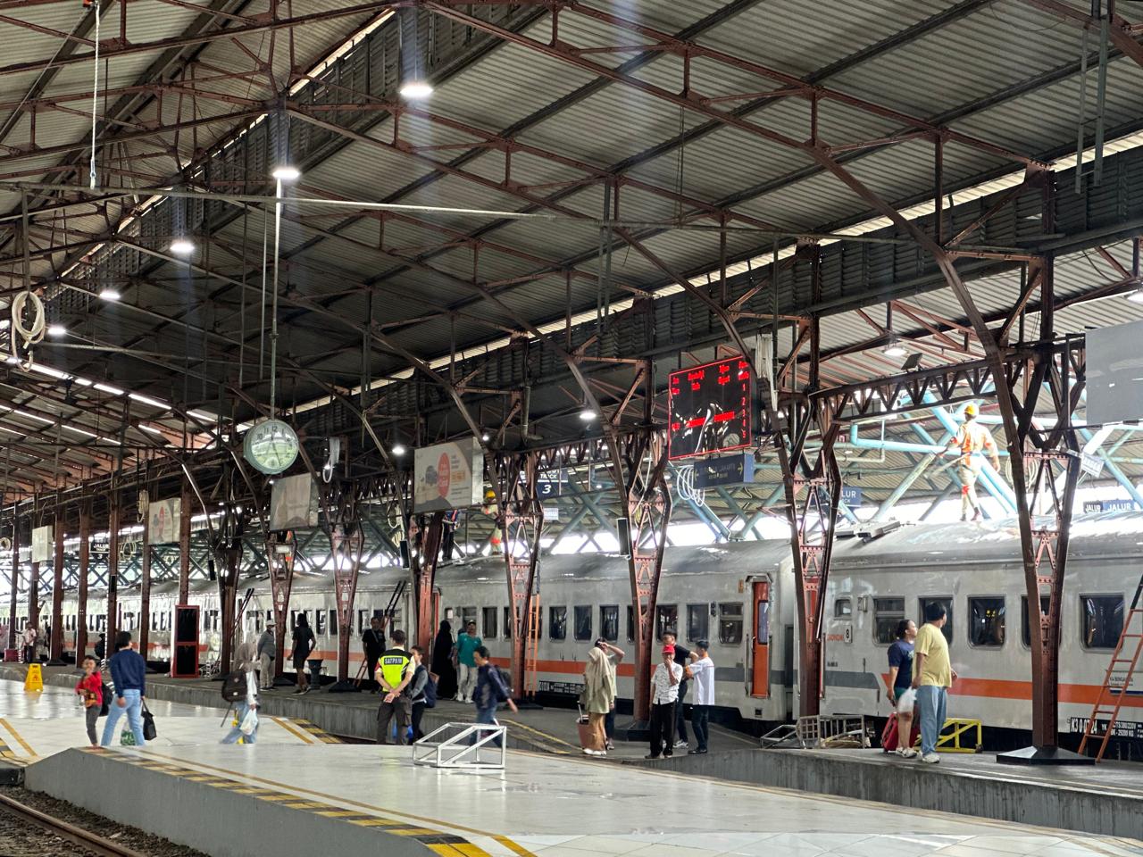 Suasana penumpang di stasiun wilayah Daop 5 Purwokerto pada Minggu (5/1).