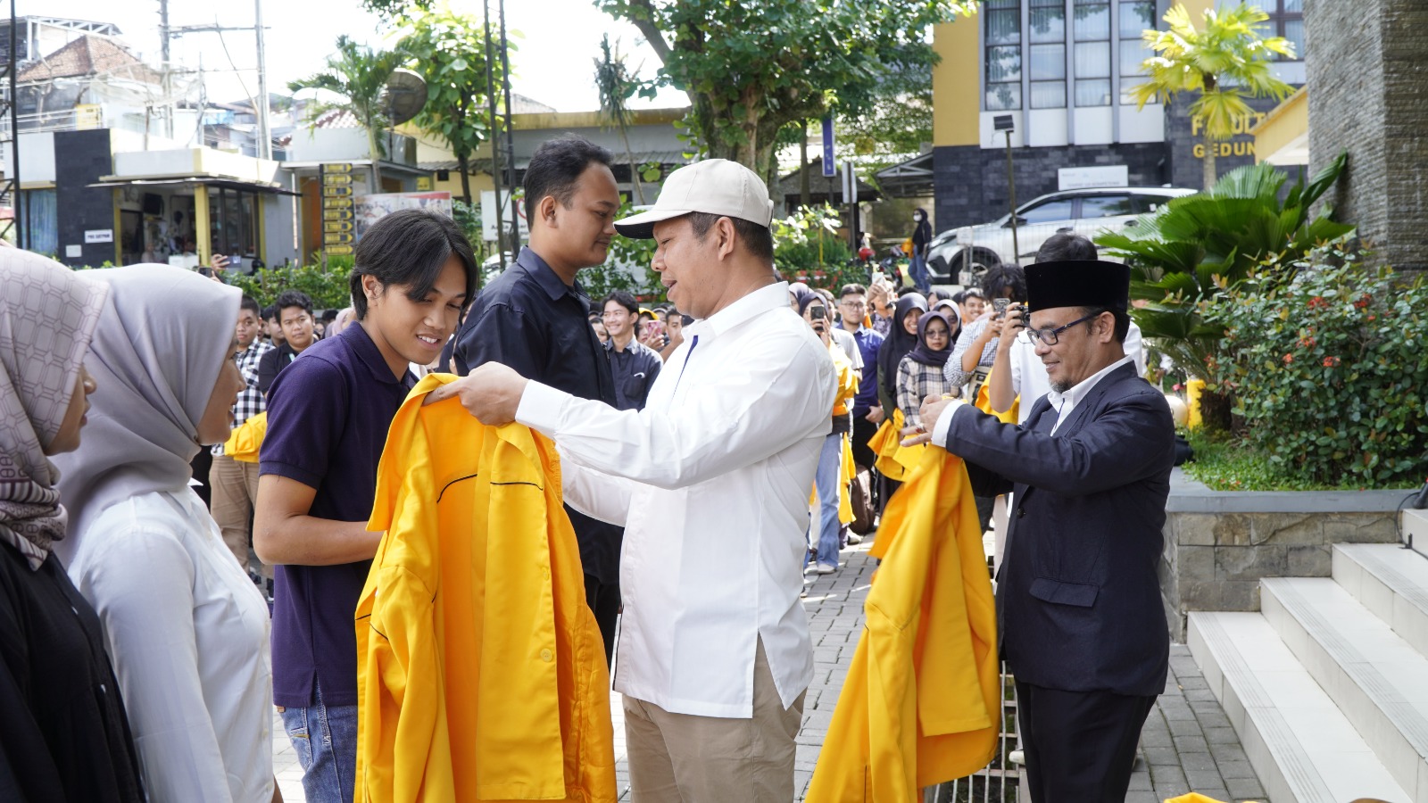 Dok: Humas Untidar  &nbsp;  SIMBOLIS: Rektor Untidar saat memakaikan almamater kepada mahasiswa yang mengikuti program KKN, Senin (6/1).