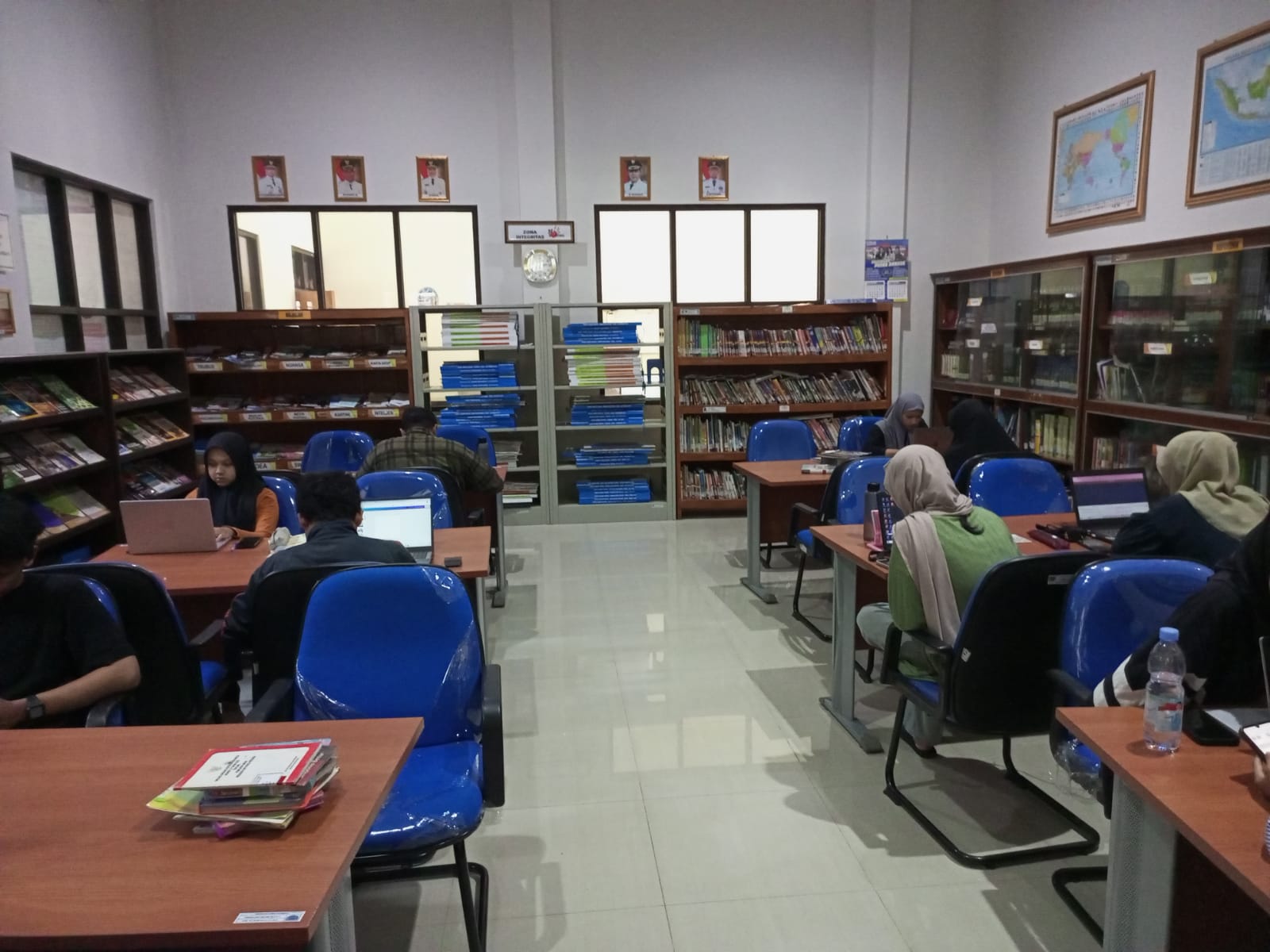 AYANAN NYAMAN : Pengunjung menikmati layanan perpustakaan daerah yang berada dalam satu bangunan di Dinas Kearsipan dan Perpustakaan Daerah (Disarpus) Kebumen. (M Hafied/Radar Jogja)