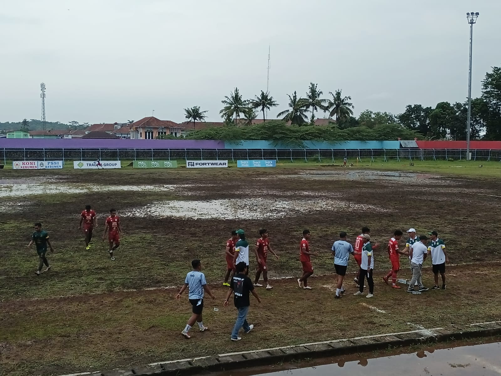 TERGENANG AIR : Pemain Persak Kebumen dan Persip Pekalongan harus bermain di lapangan becek usai Stadion Candradimuka diguyur hujan, kemarin.